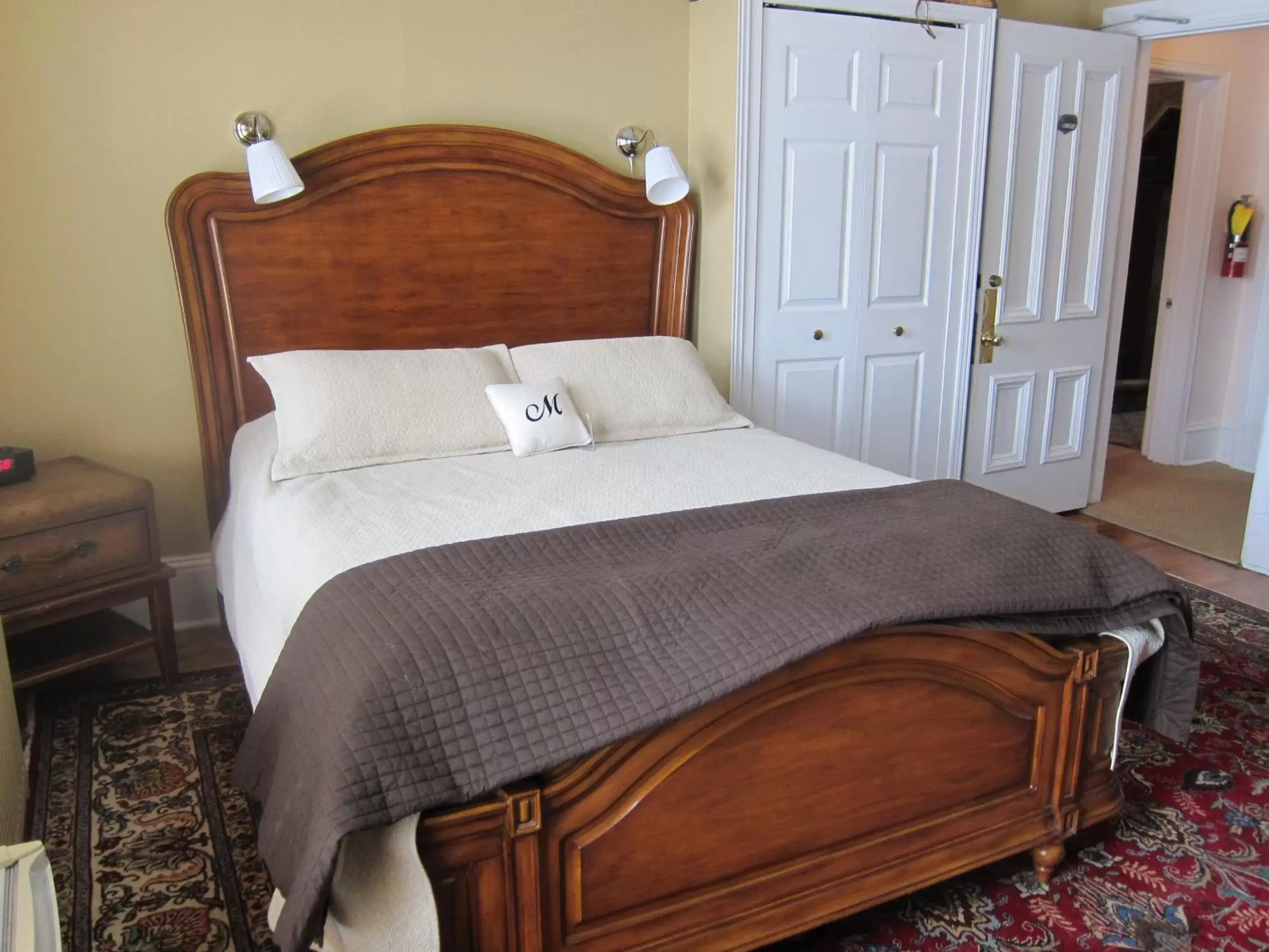 Bedroom, Bed in McGee's Inn