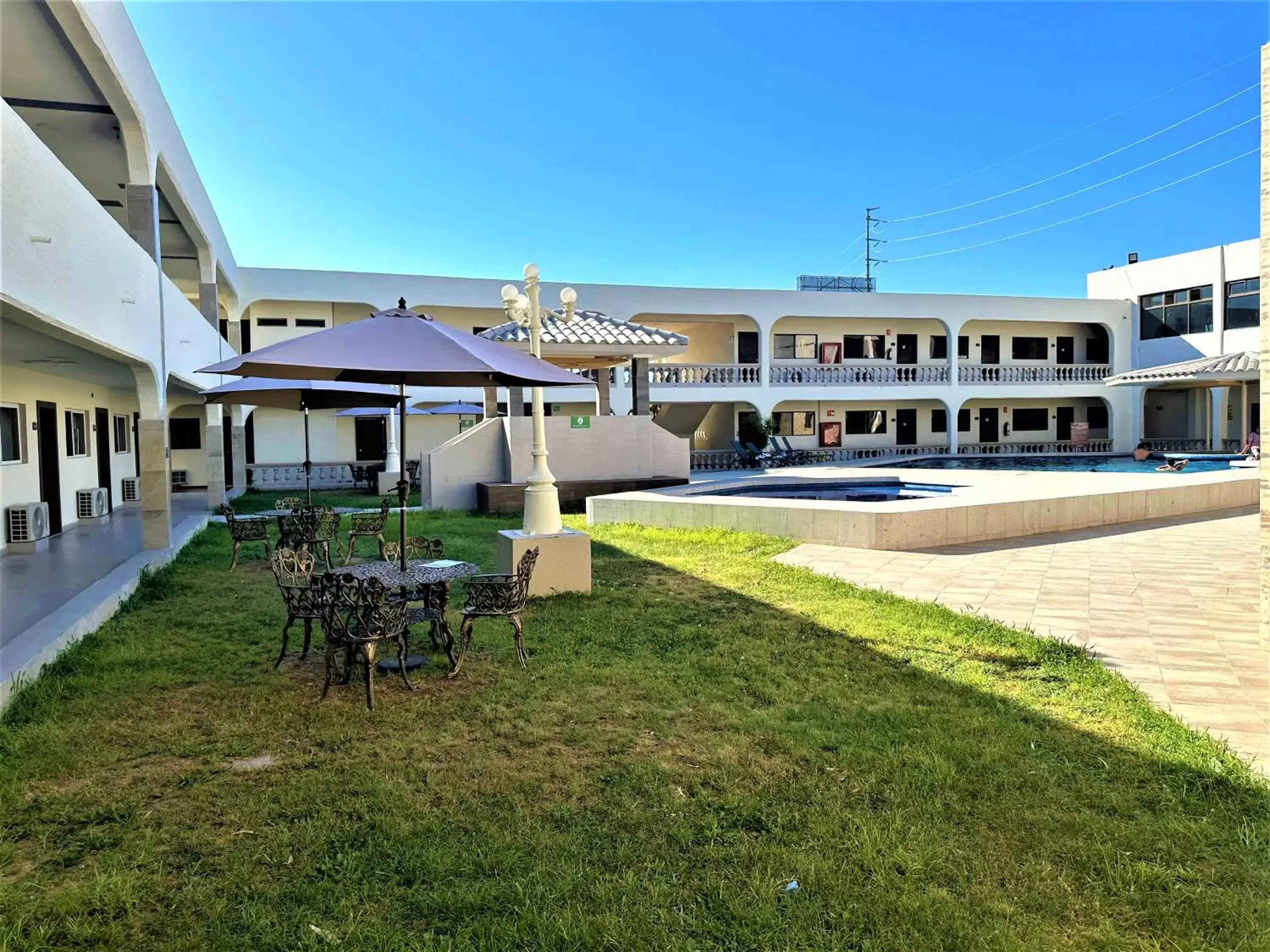 Swimming pool, Property Building in KAVIA MEOQUI HOTEL & SUITES