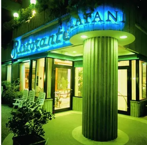 Facade/entrance in Platani Hotel