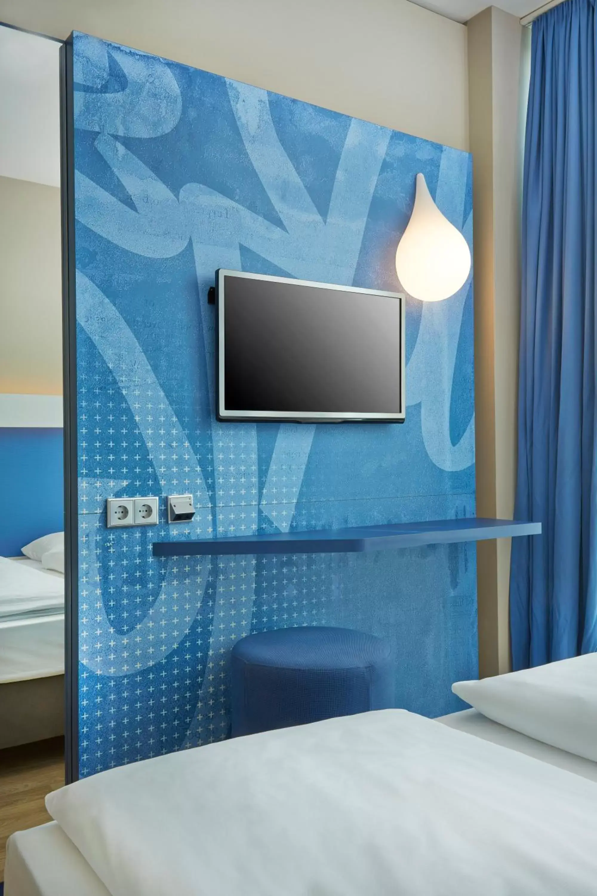 TV and multimedia, Bed in H2 Hotel München Messe TV and multimedia, Bed in H2 Hotel München Messe