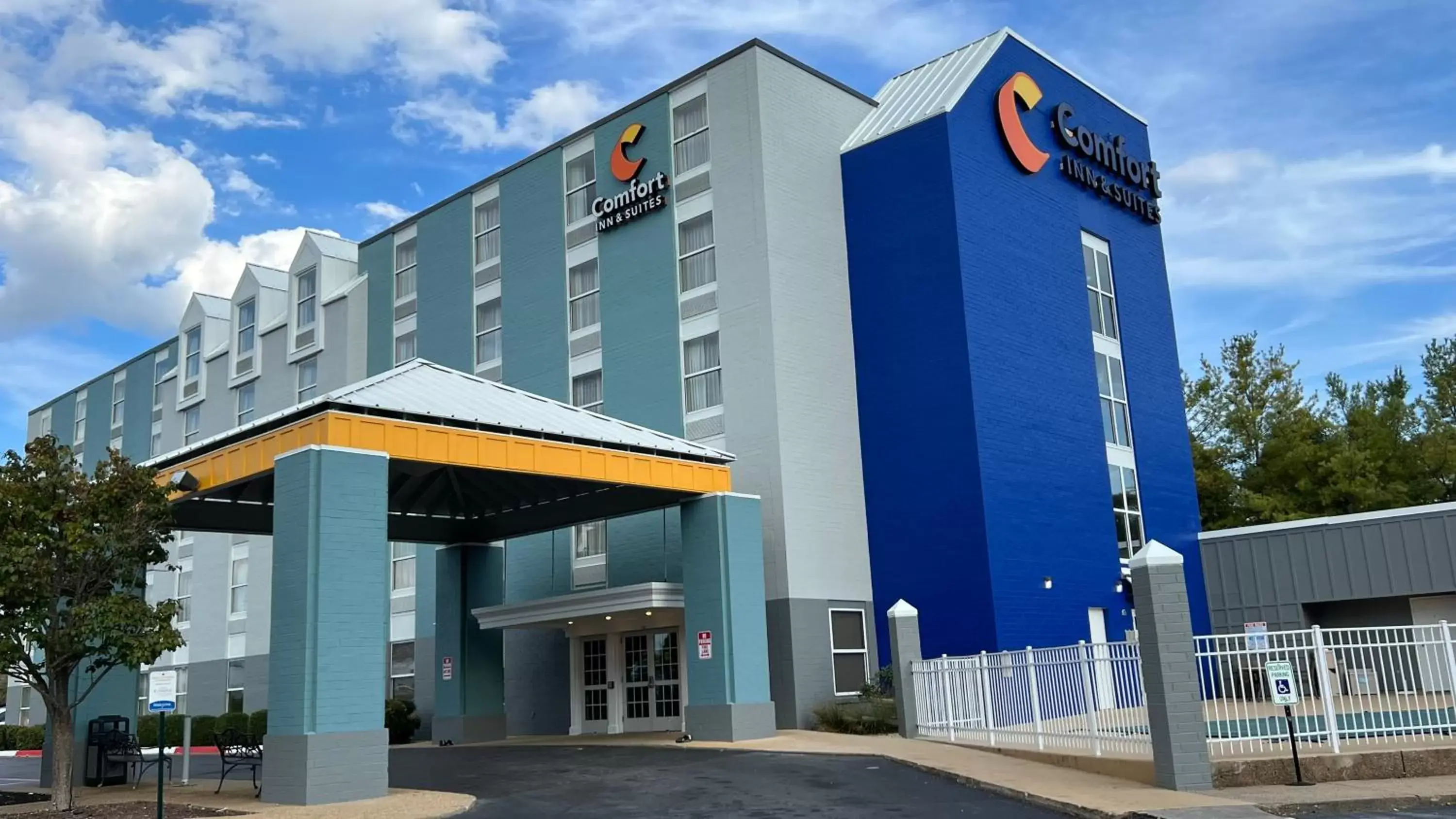 Property Building in Comfort Inn & Suites