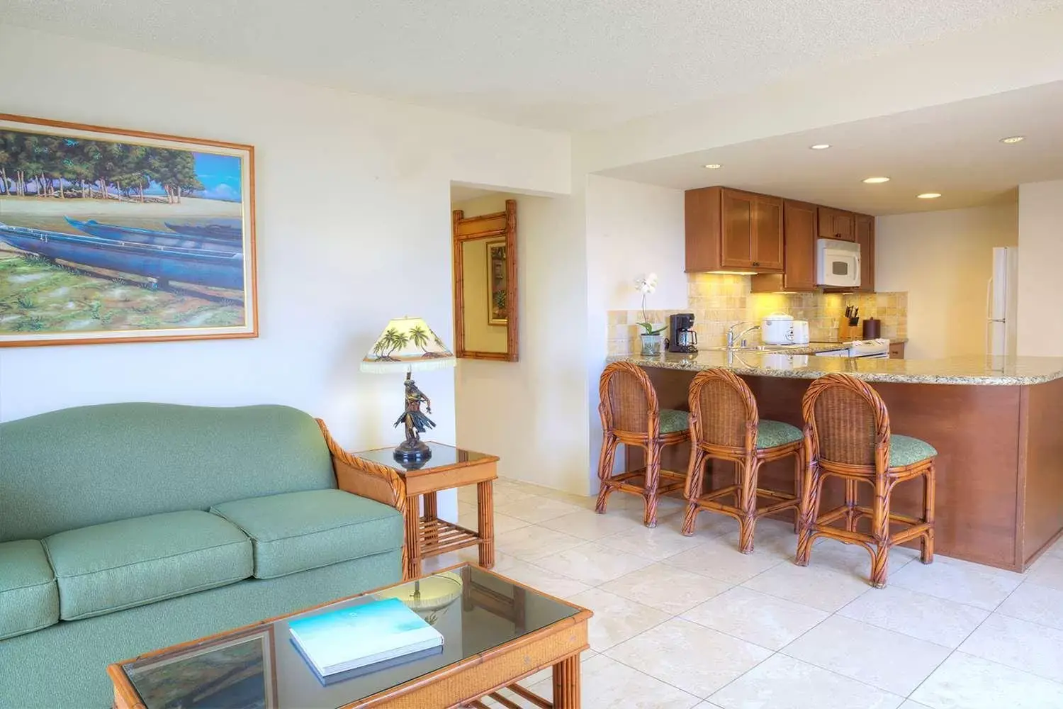 Kitchen or kitchenette, Seating Area in Luana Waikiki Hotel & Suites