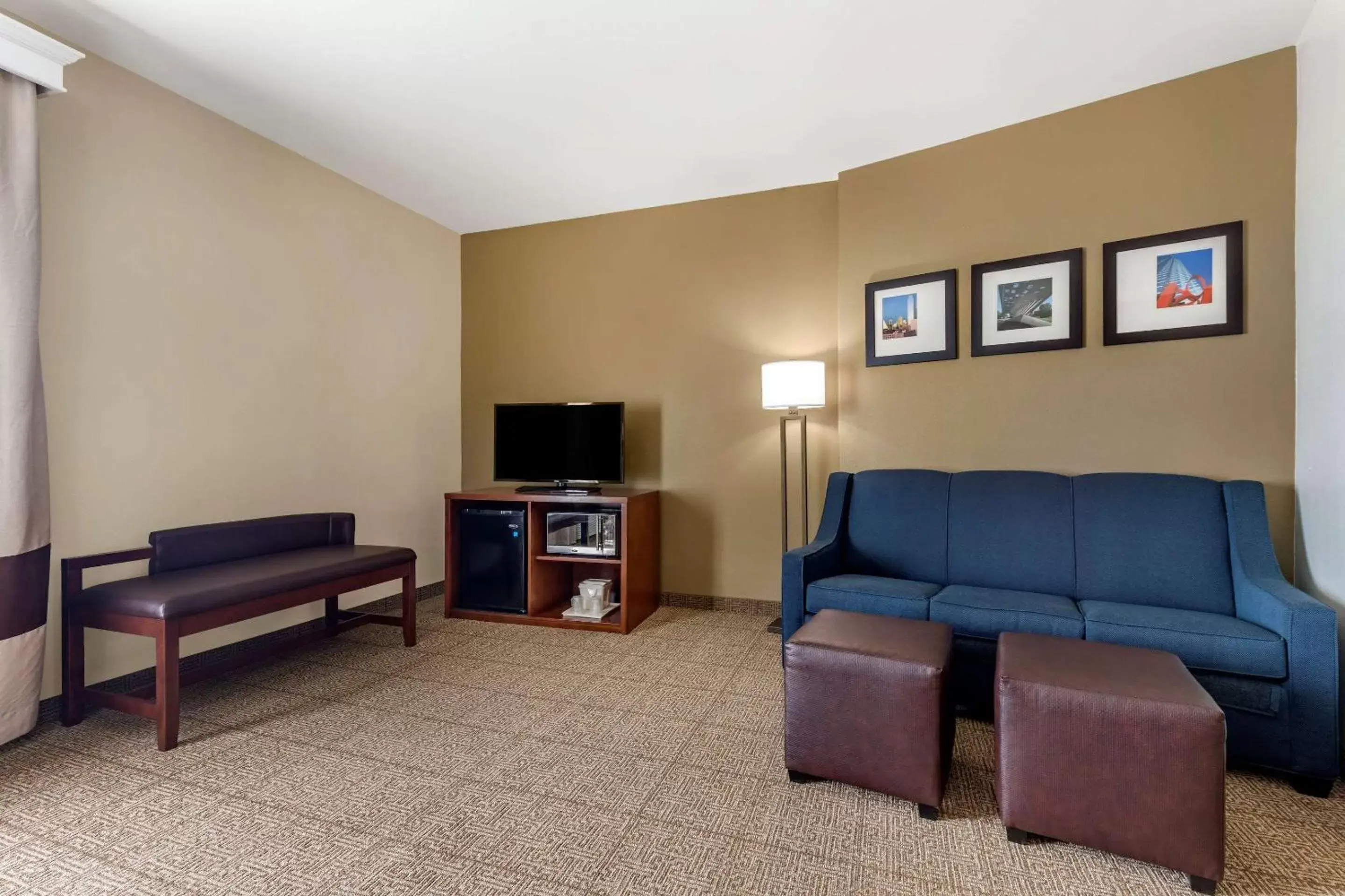 Photo of the whole room, Seating Area in Comfort Suites West Dallas-Cockrell Hill