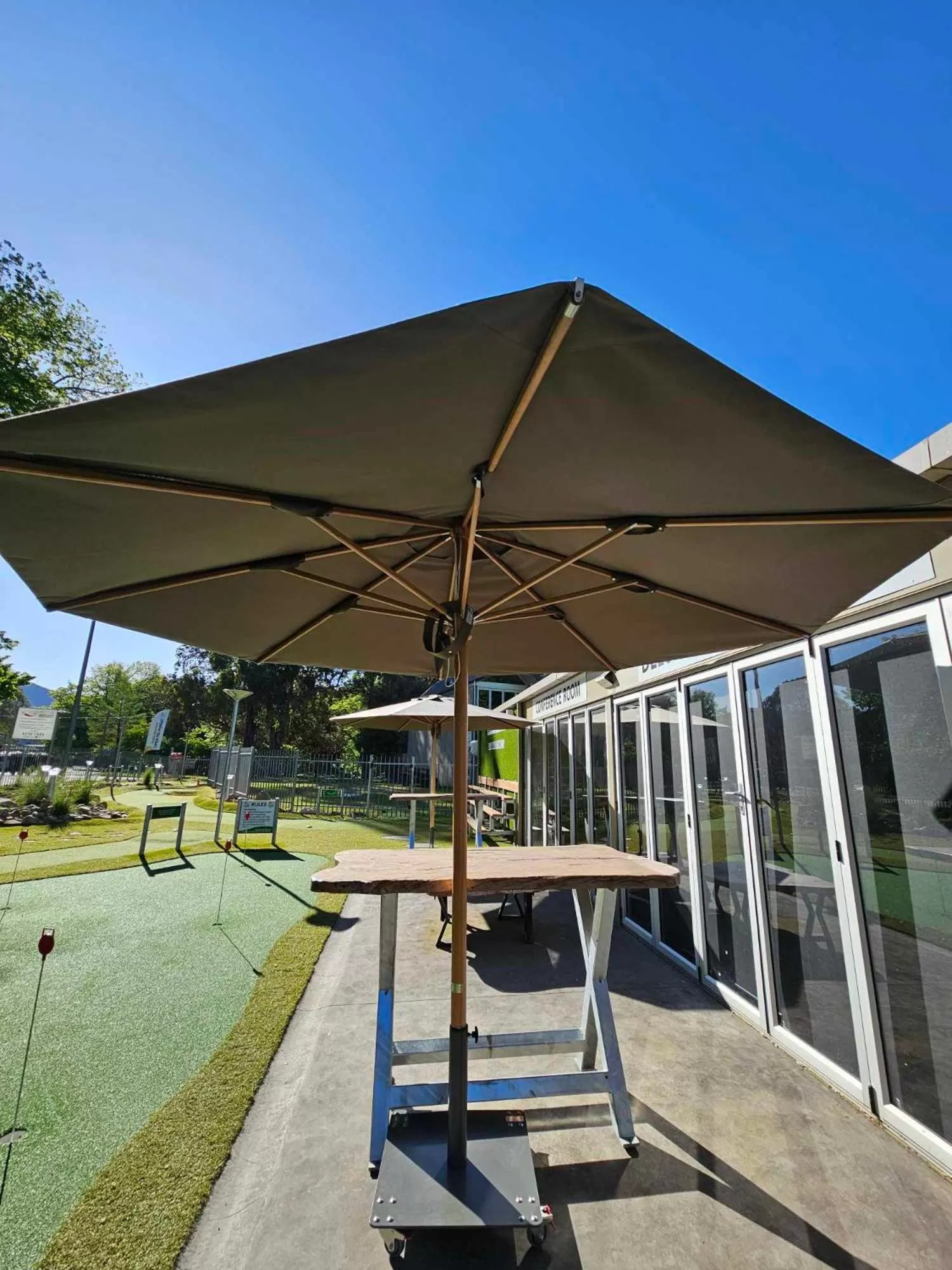 Minigolf in The Bright Motor Inn