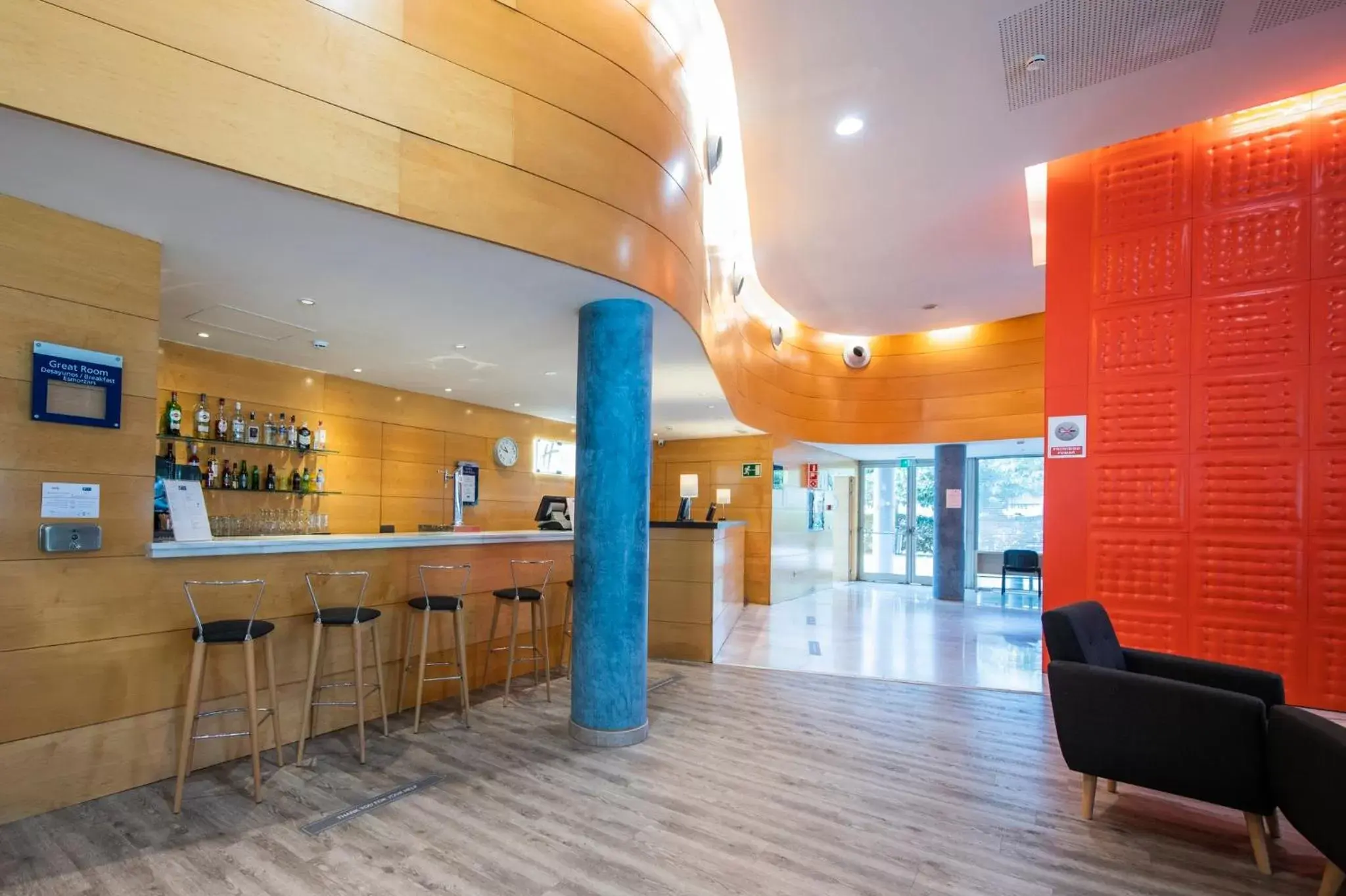 Lounge or bar, Lobby/Reception in Holiday Inn Express Molins de Rei
