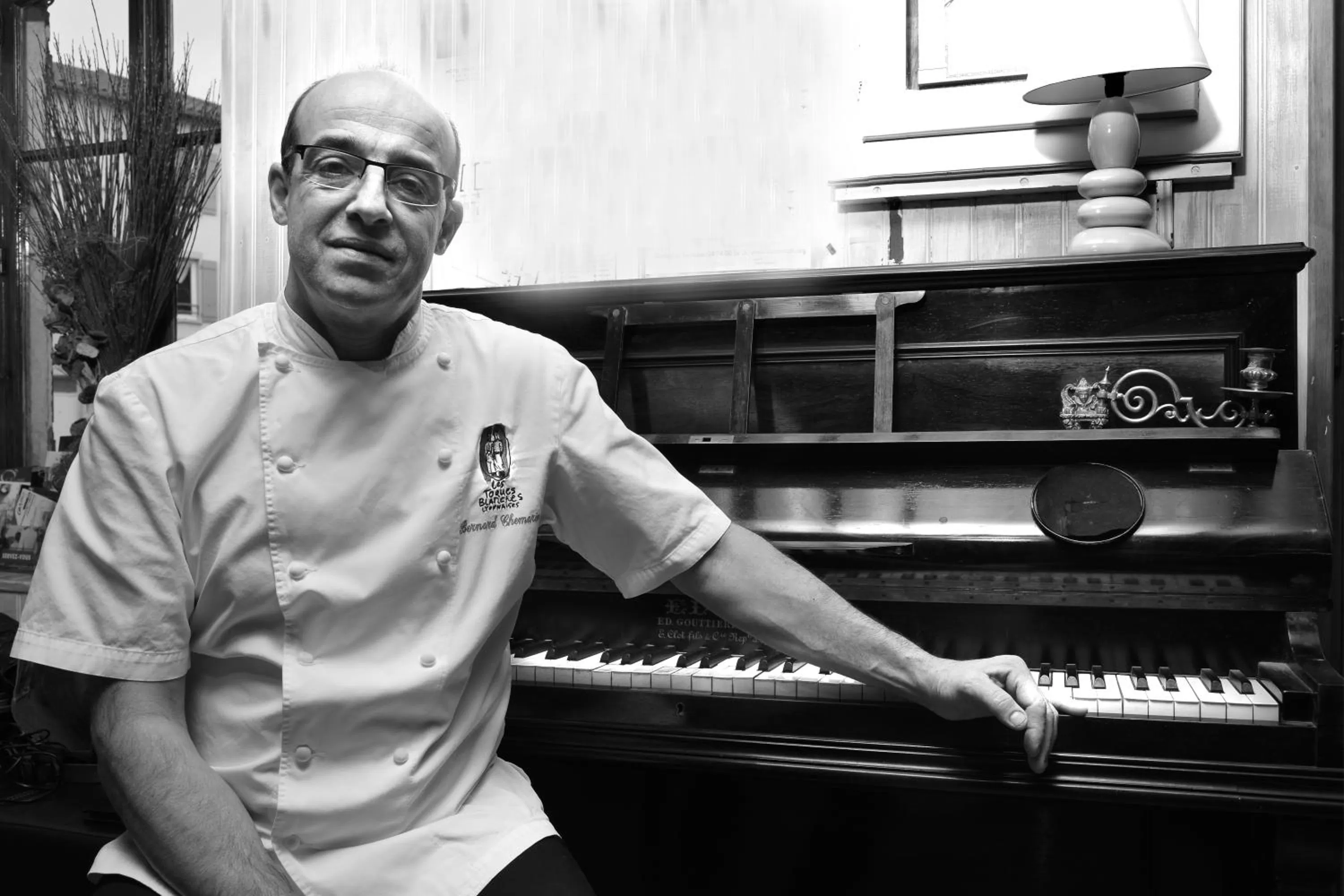 Staff in Logis Hôtel Tante Yvonne & son restaurant semi-gastronomique - Lyon Nord