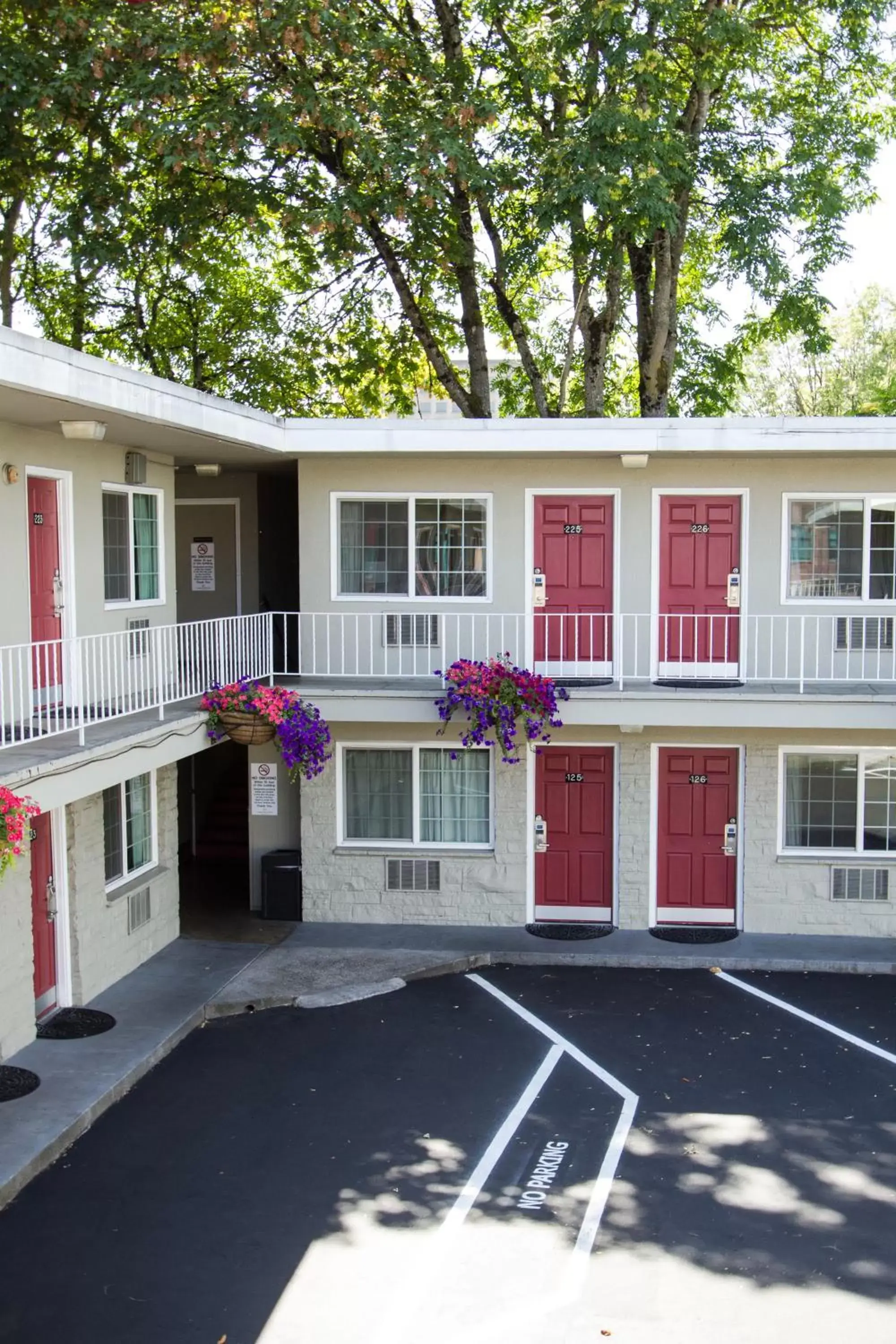 Property Building in Campus Inn & Suites Eugene Downtown