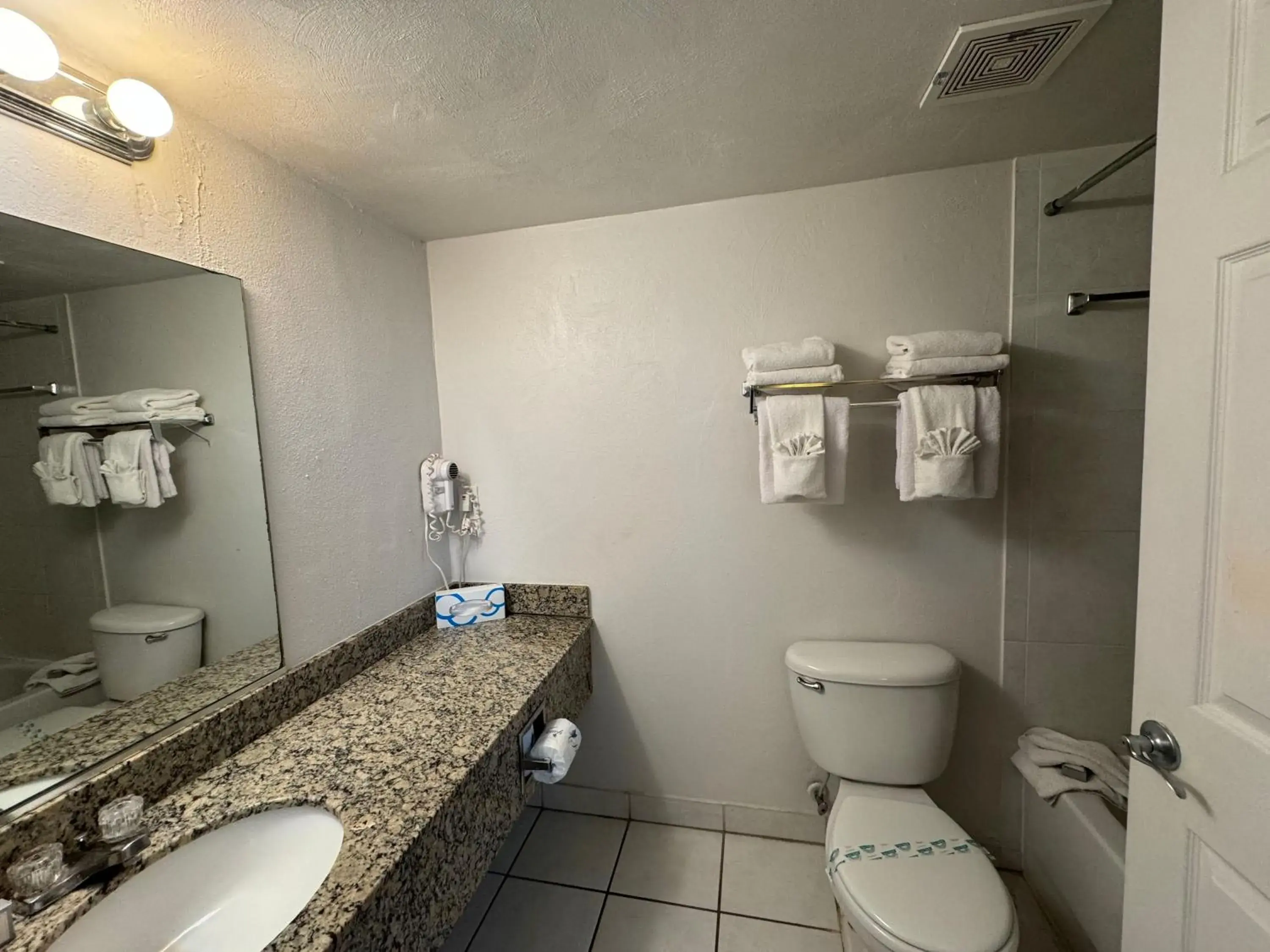 Public Bath, Bathroom in Emerald Shores Hotel - Daytona Beach