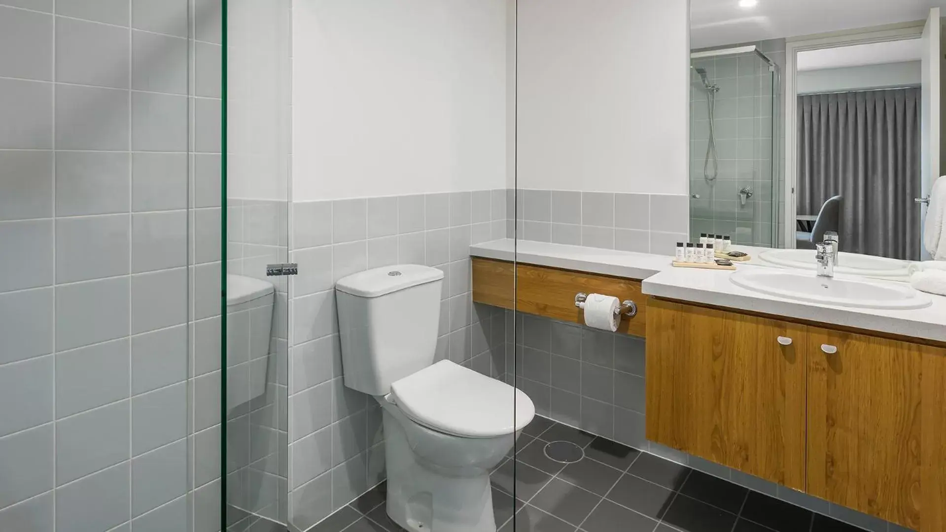 Toilet, Bathroom in Oaks Adelaide Embassy Suites