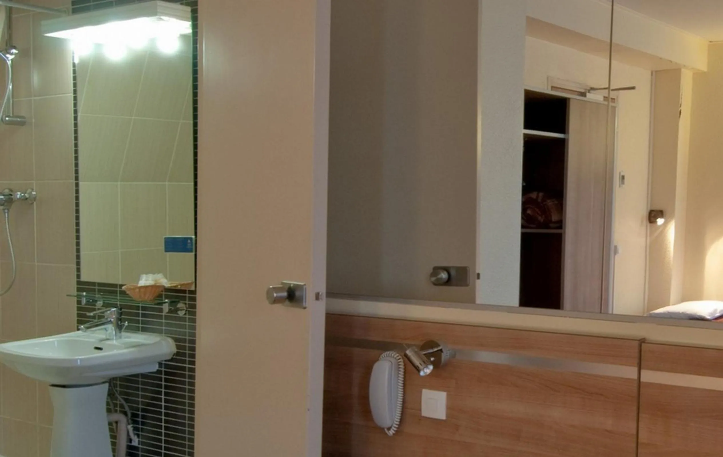 Bathroom in Hôtel de France Quartier Latin