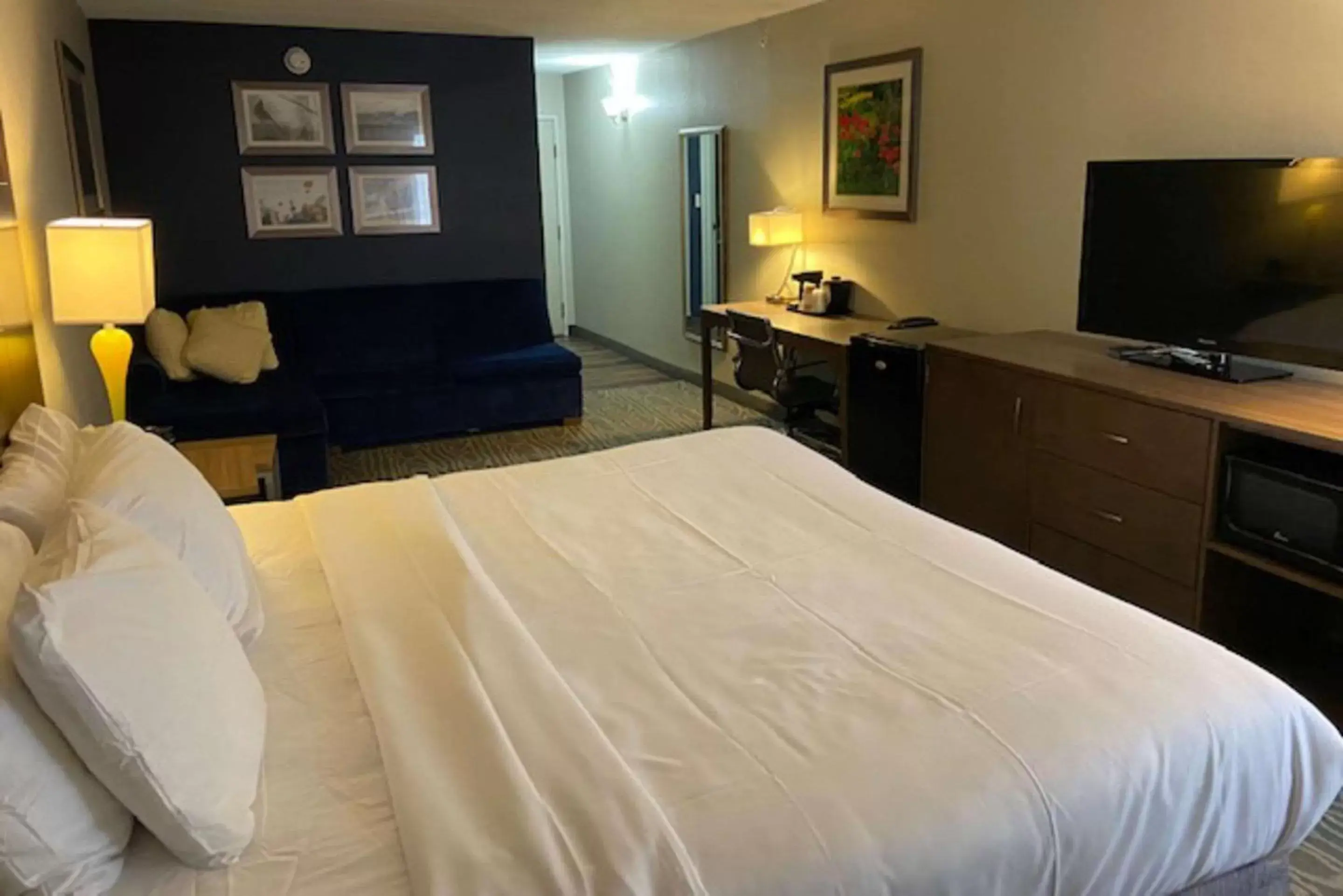 Bedroom, Bed in Comfort Inn & Suites Tipp City - I-75