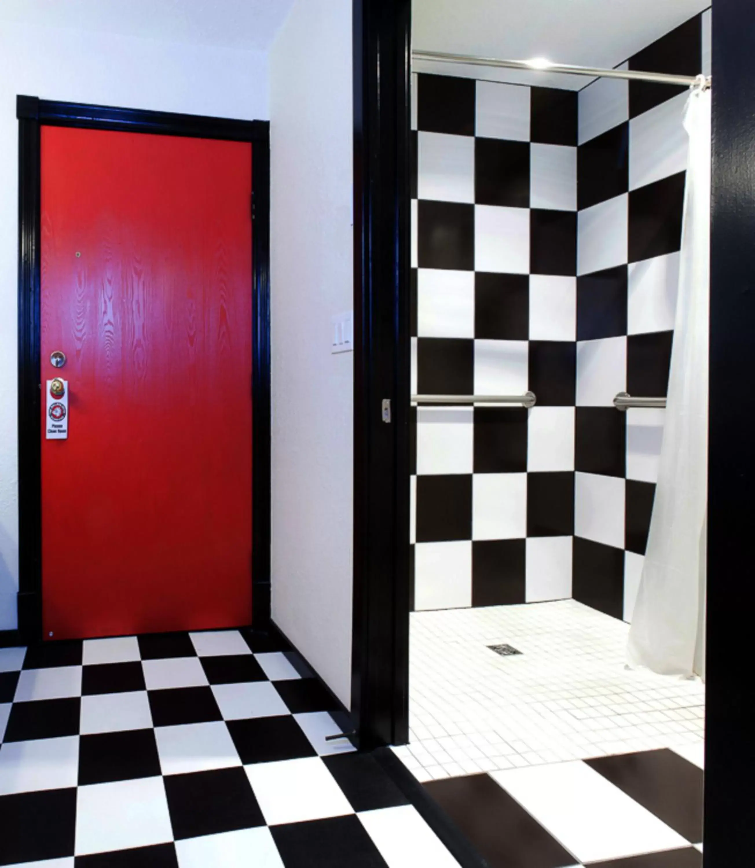 Bathroom, TV/Entertainment Center in The Bulldog Hotel