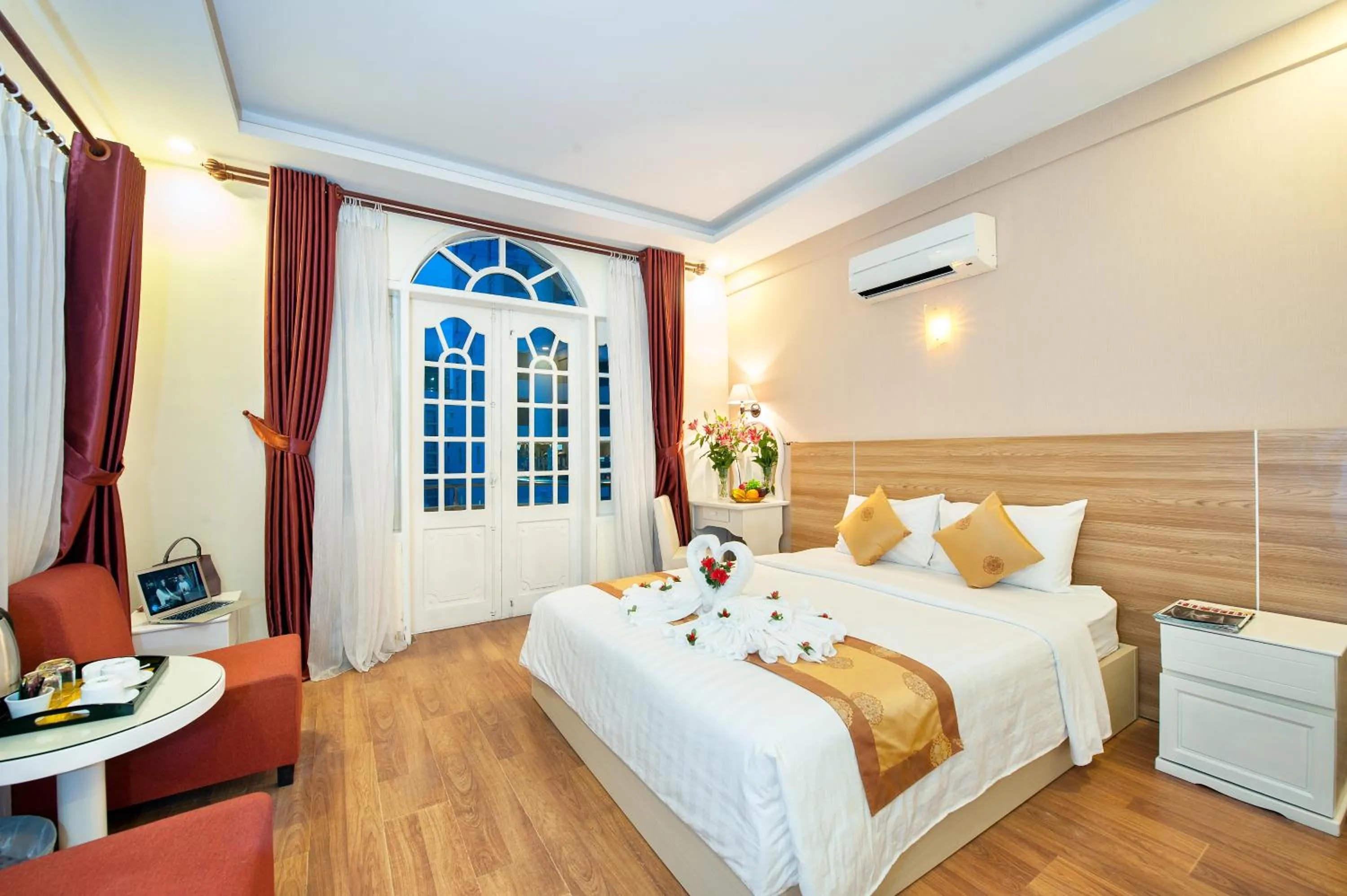 Living room, Bed in Palm Beach Hotel