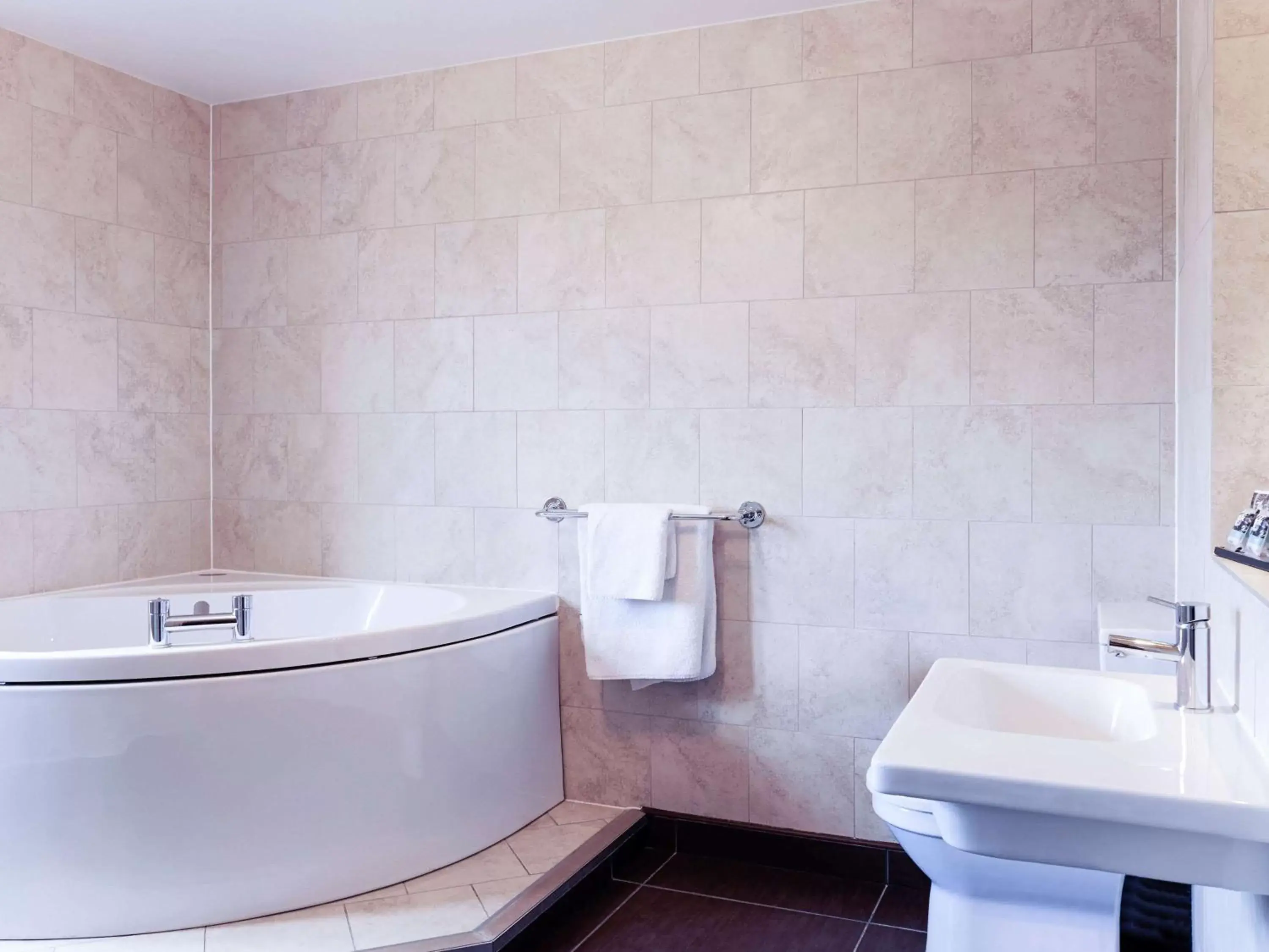 Photo of the whole room, Bathroom in Mercure Thame Lambert Hotel