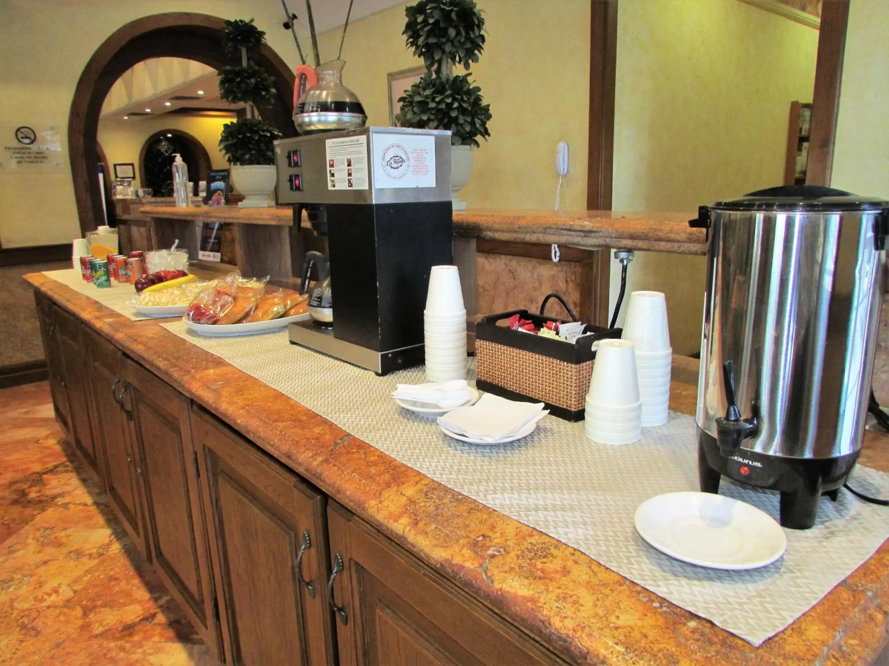 Breakfast, Kitchen/Kitchenette in Best Western Hotel Posada Del Rio Express