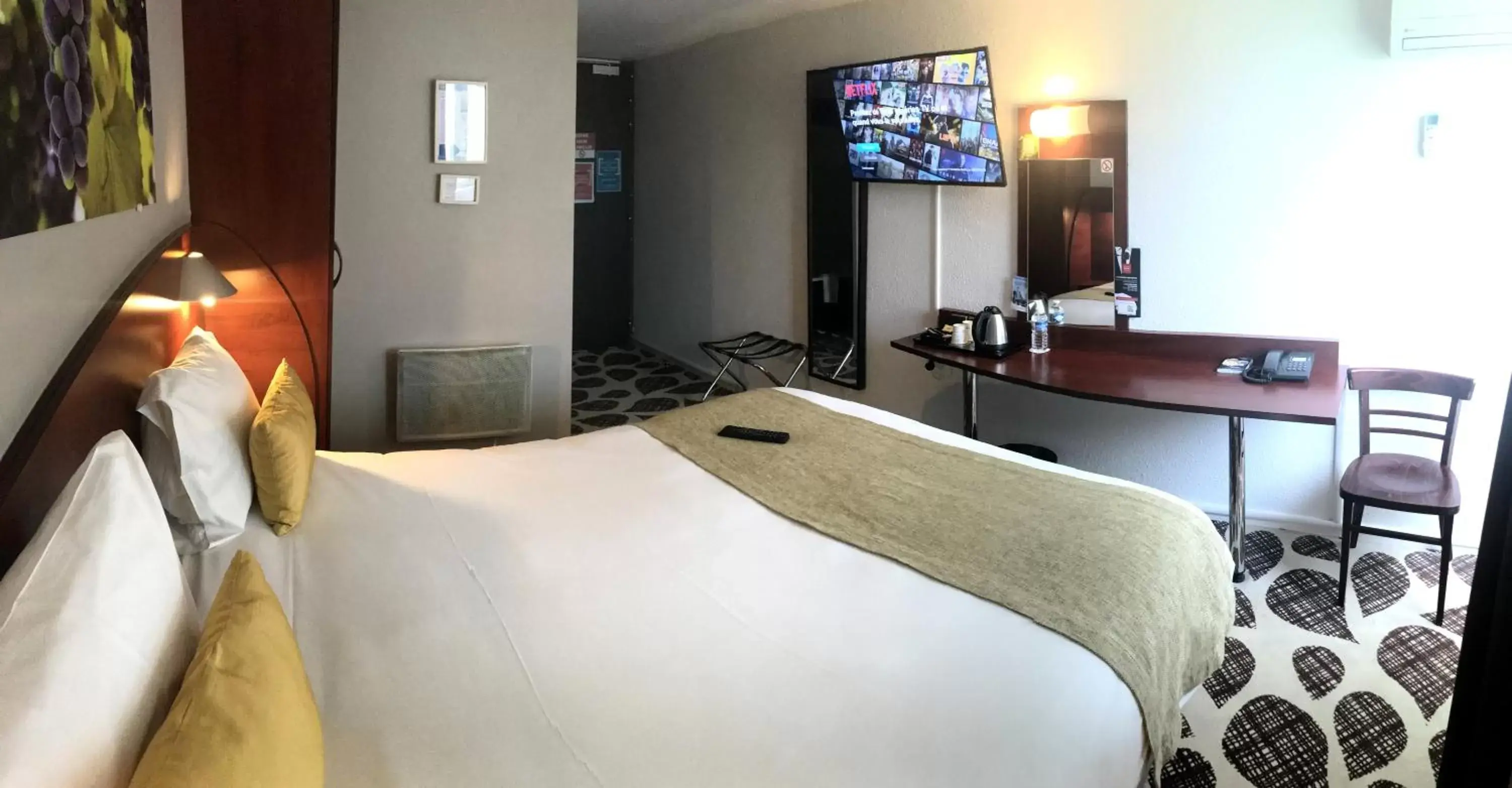 Double Room in Contact Hôtel Le Provençal Bordeaux Lac Double Room in Contact Hôtel Le Provençal Bordeaux Lac