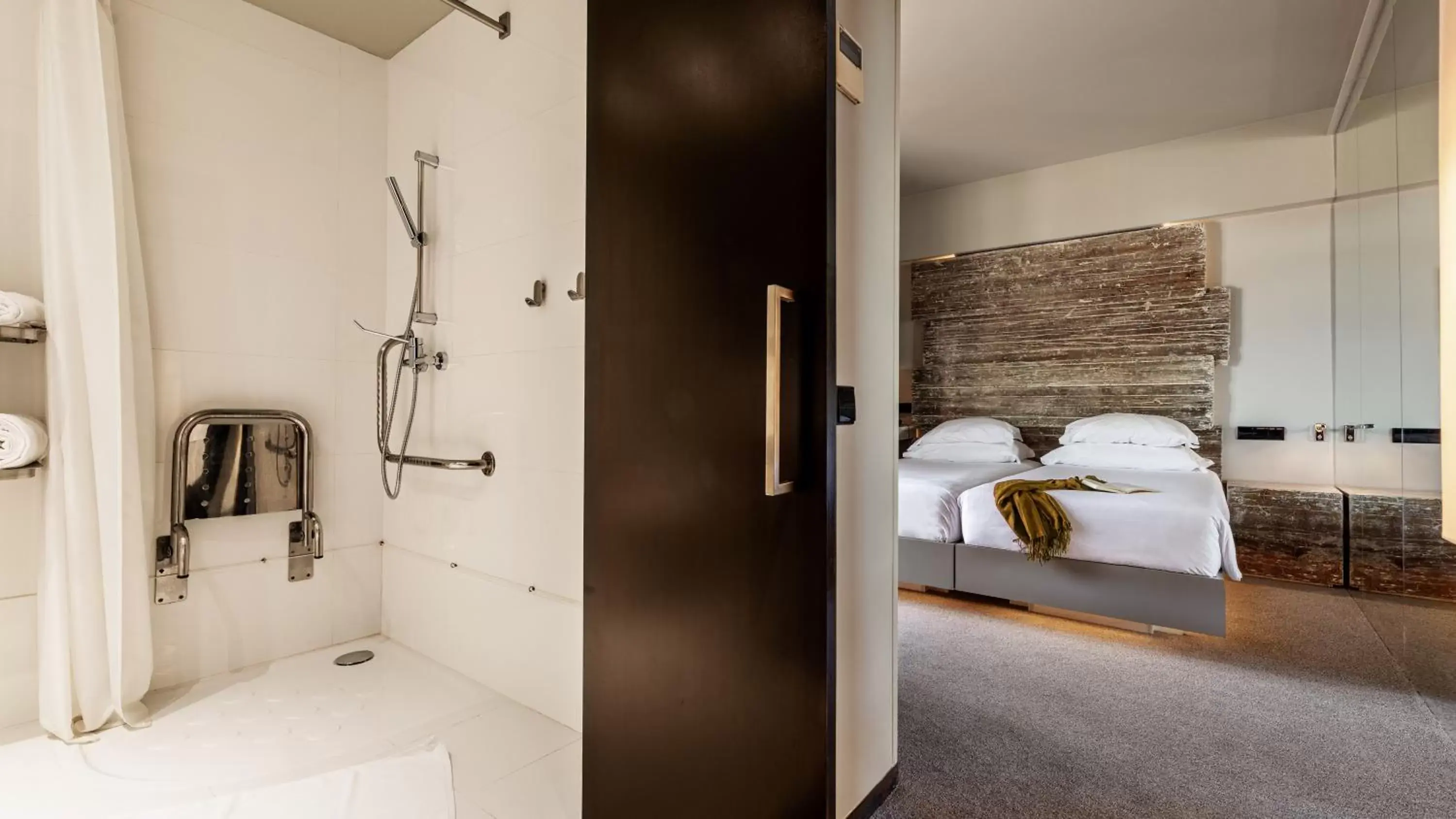 Facility for disabled guests, Bathroom in Vitoria Stone Hotel