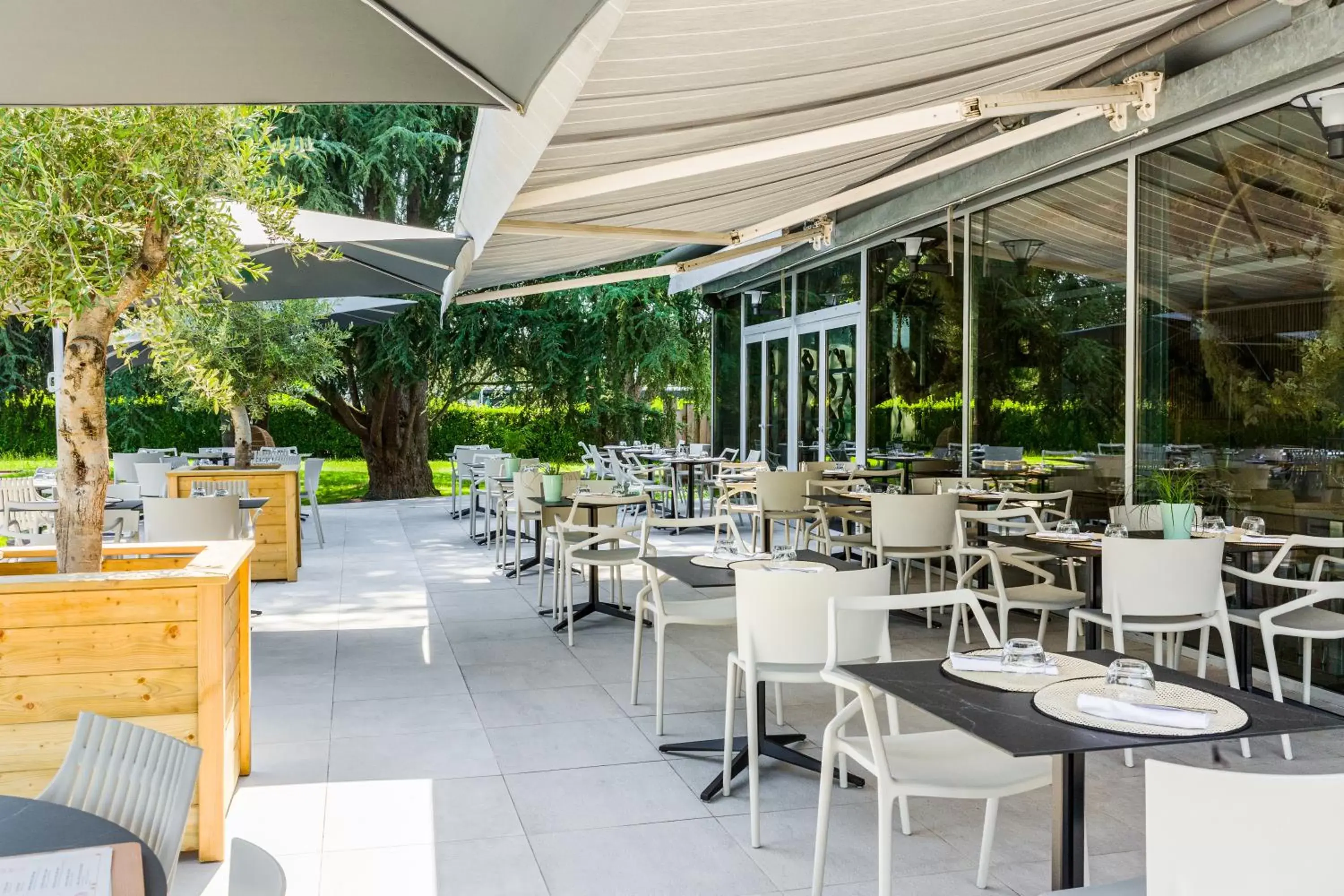 Patio, Restaurant/Places to Eat in Novotel Pau Pyrénées