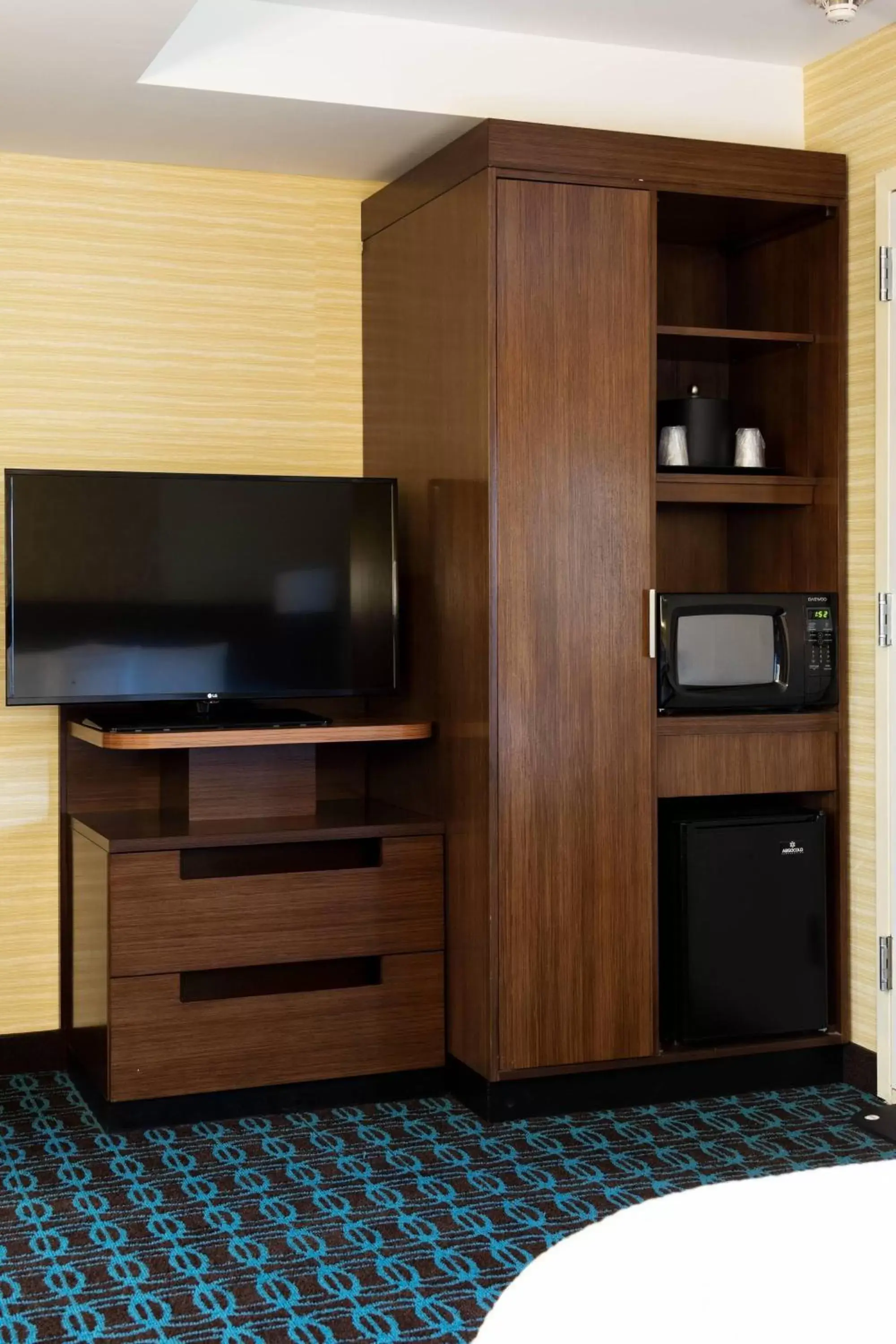 Photo of the whole room, TV/Entertainment Center in Fairfield Inn & Suites by Marriott New York Queens/Fresh Meadows