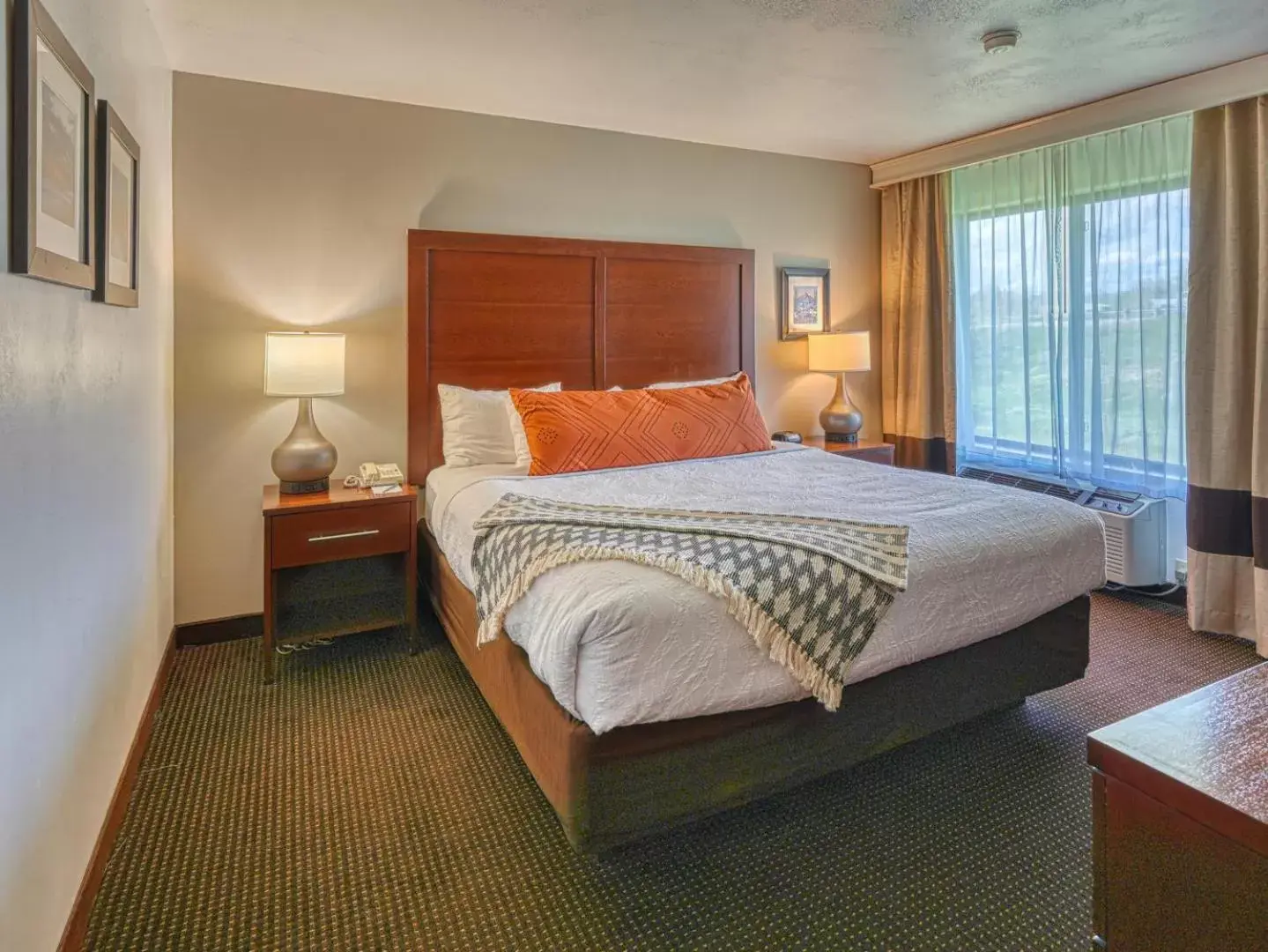 Bed in Yellowstone River Inn & Suites