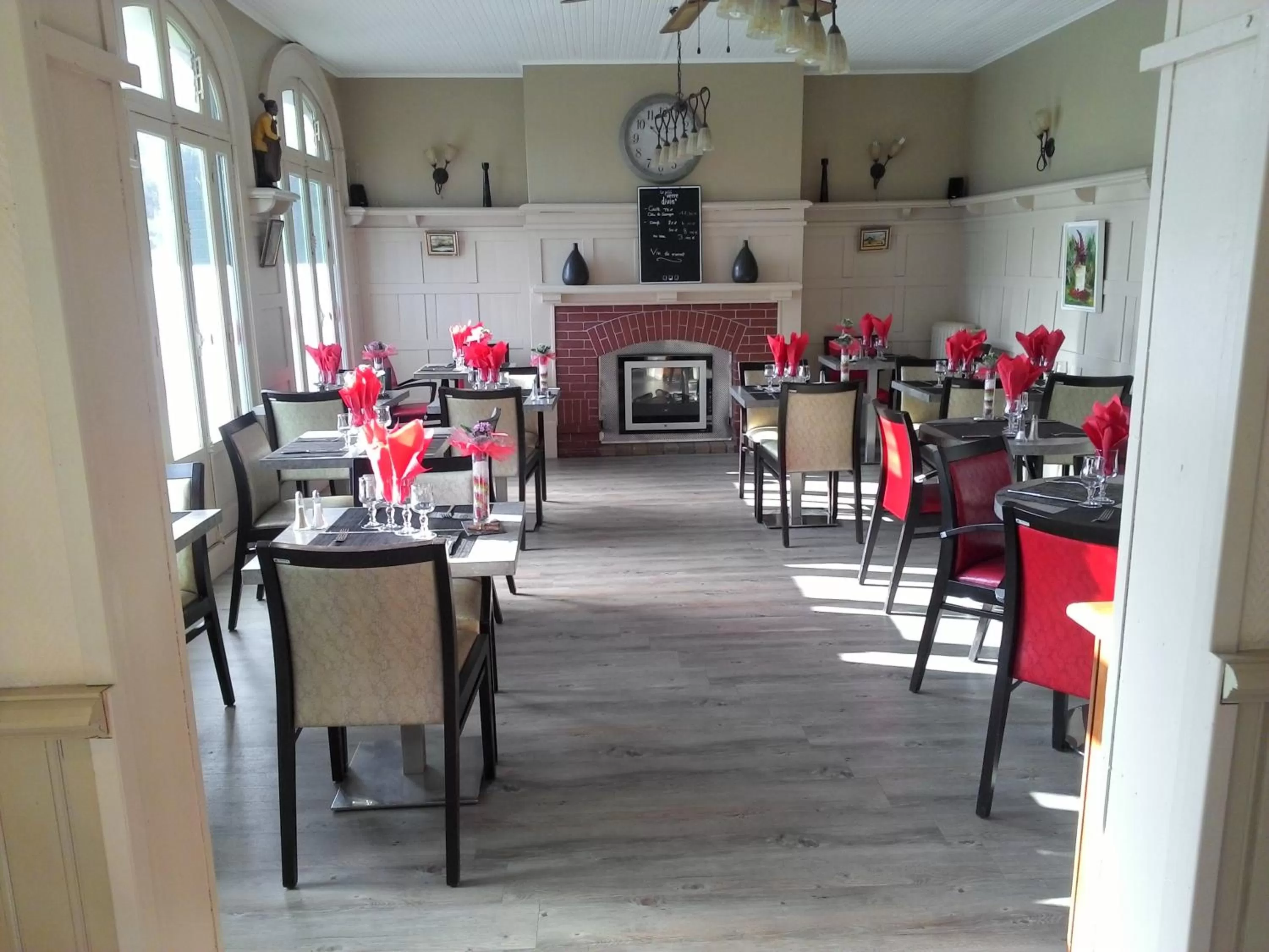 Restaurant/places to eat in Hotel De La Paix