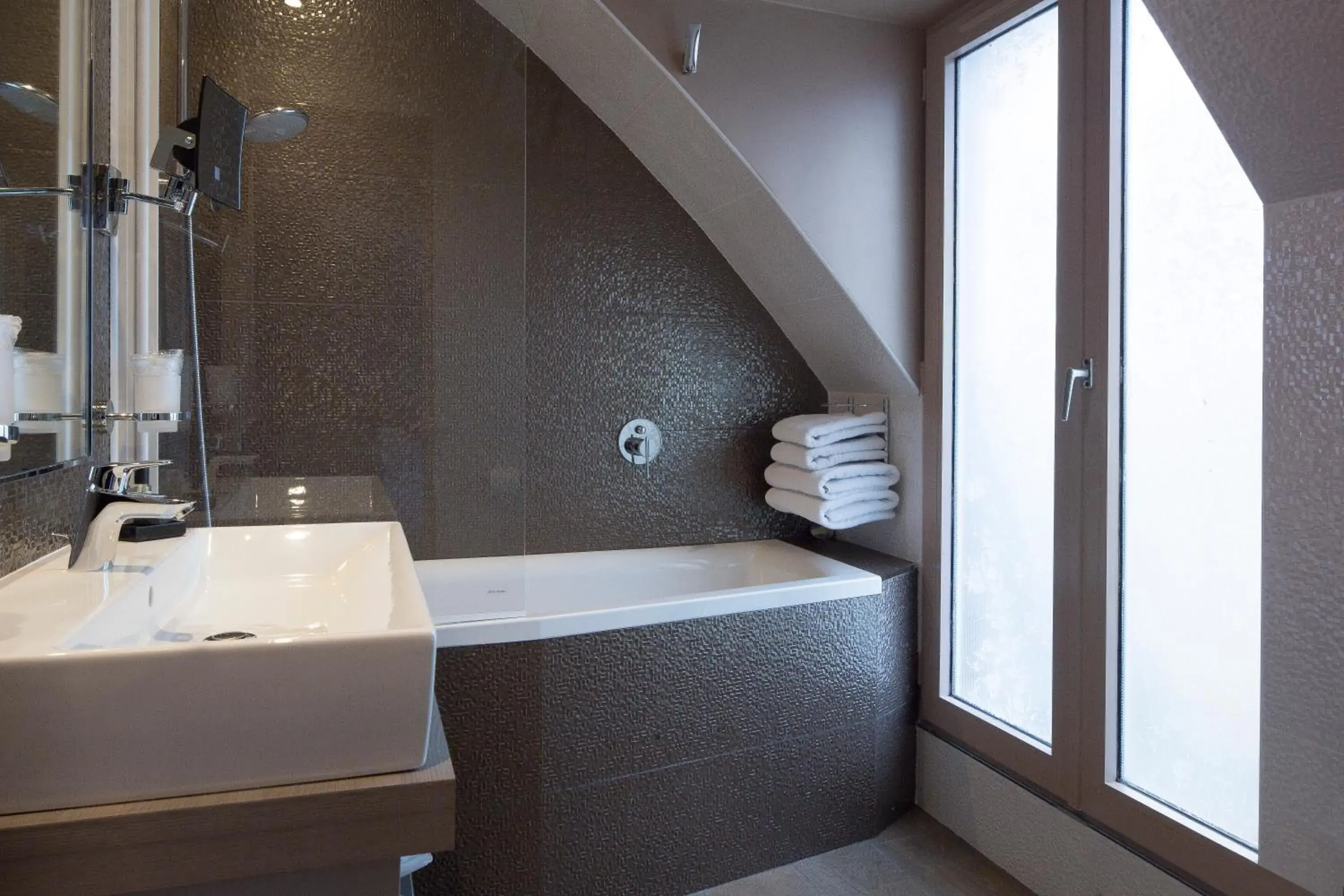 Day, Bathroom in Hôtel Jacques De Molay
