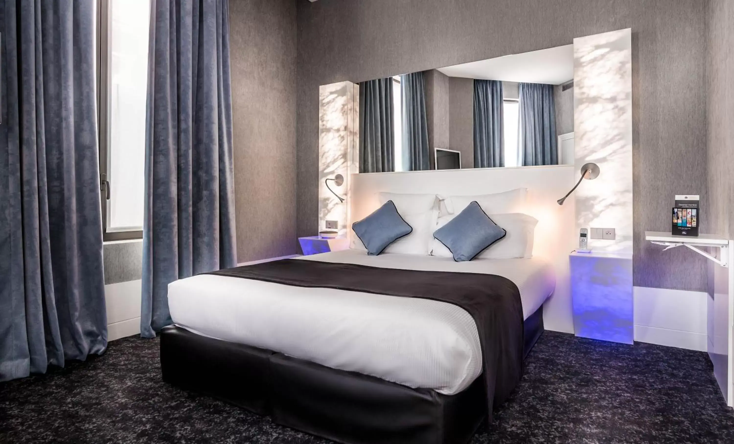 Bed in Hotel Marais Grands Boulevards