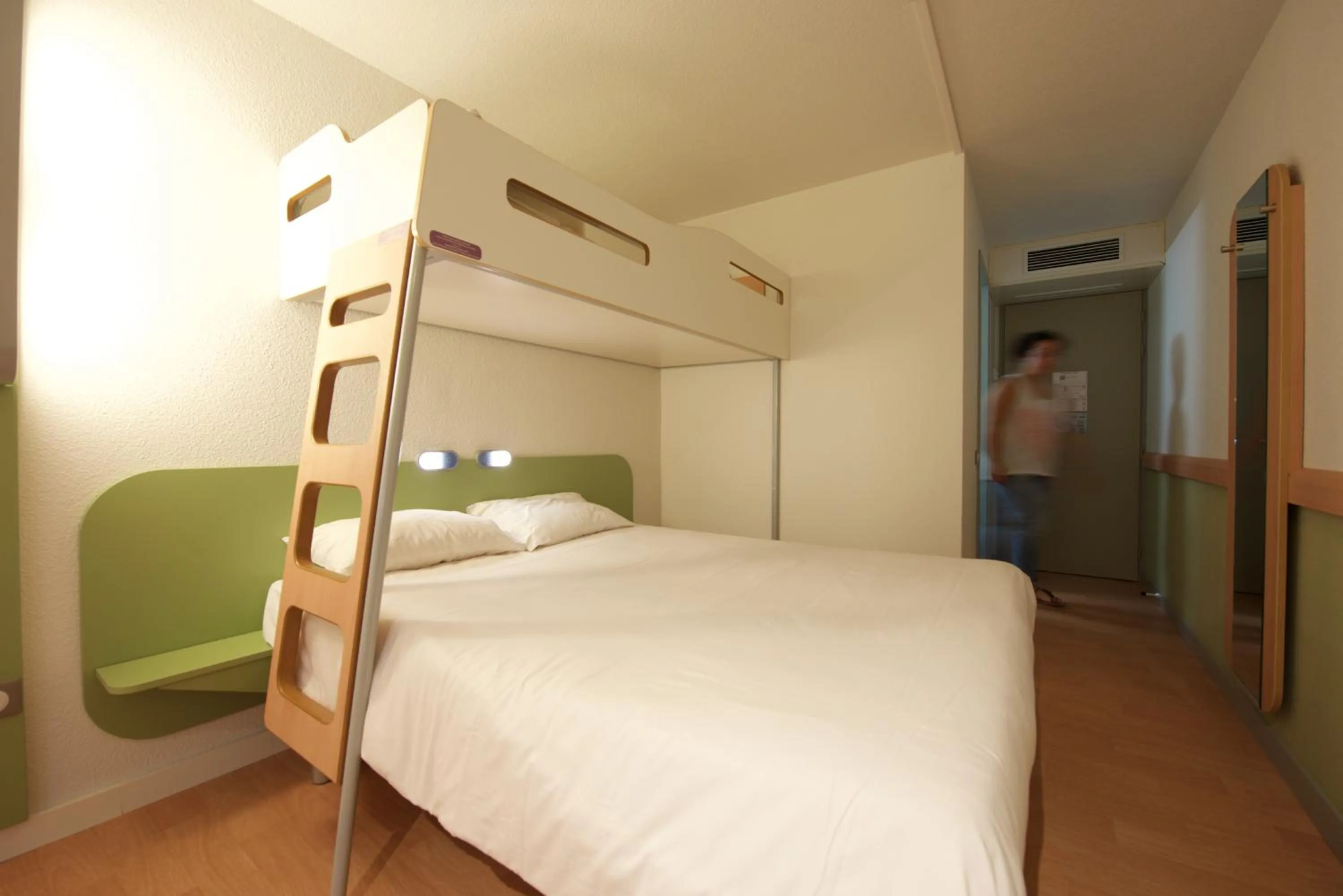 People, Bed in ibis budget Saint Paul Les Dax
