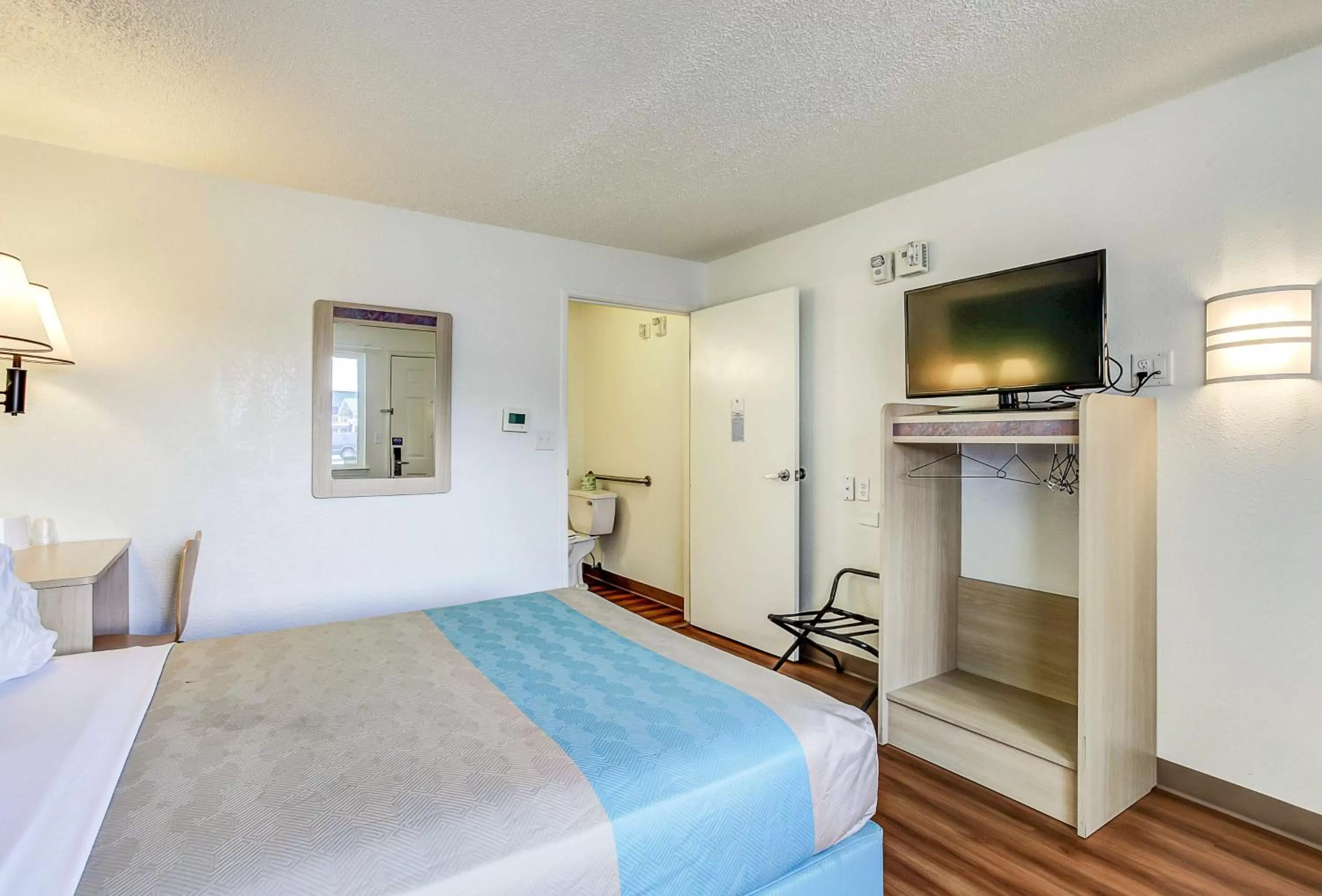 TV and multimedia, Bed in Motel 6-Coos Bay, OR