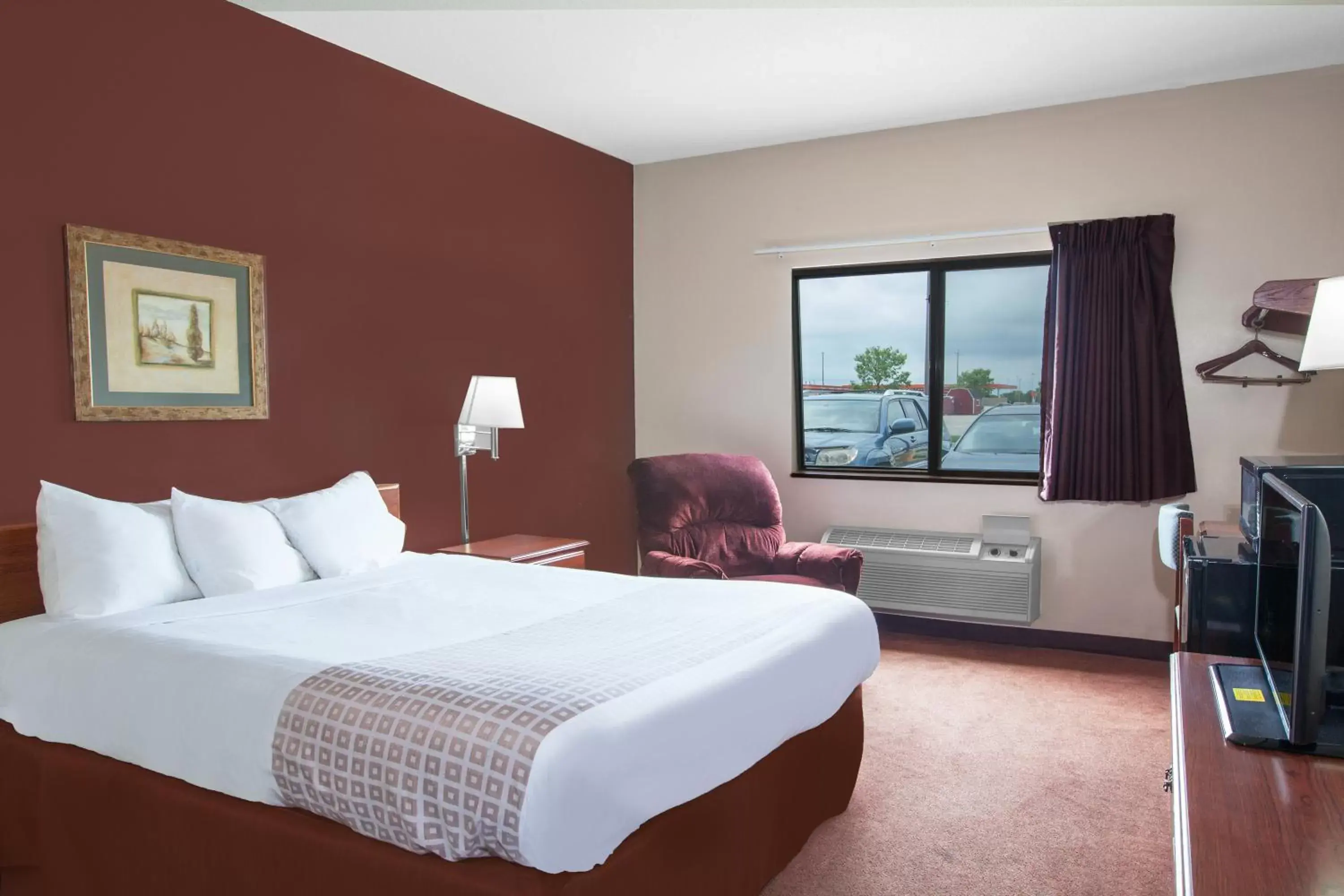 Photo of the whole room, Bed in Super 8 by Wyndham Mason City