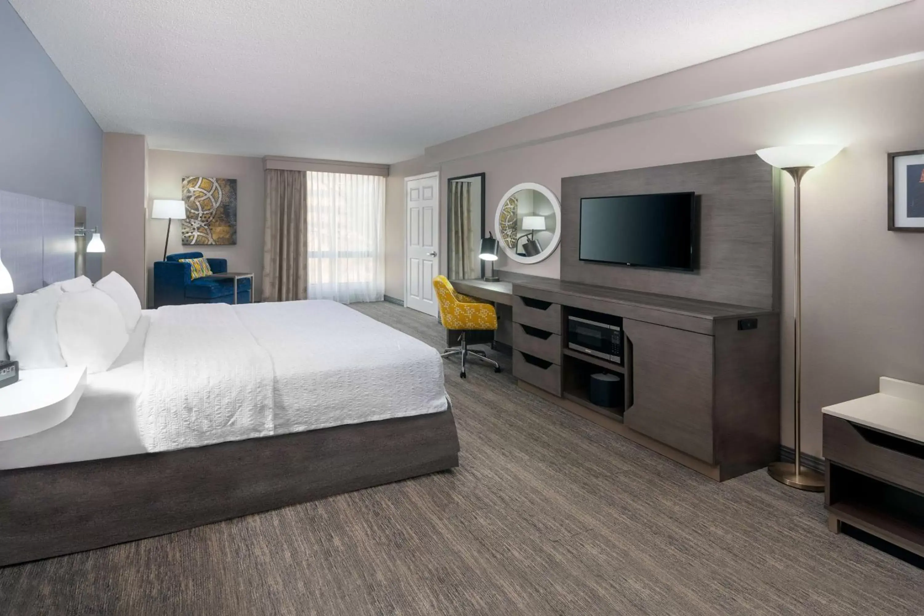 Bedroom, TV/Entertainment Center in Hampton Inn & Suites Country Club Plaza