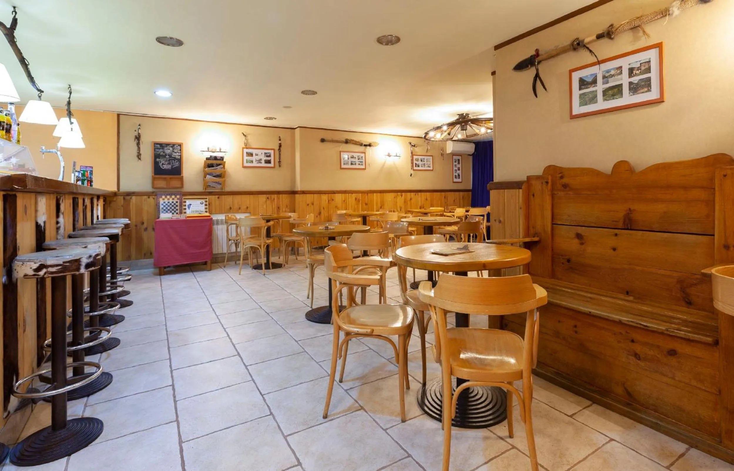 Lounge or bar, Restaurant/Places to Eat in Wuau! Hotel Segle XX