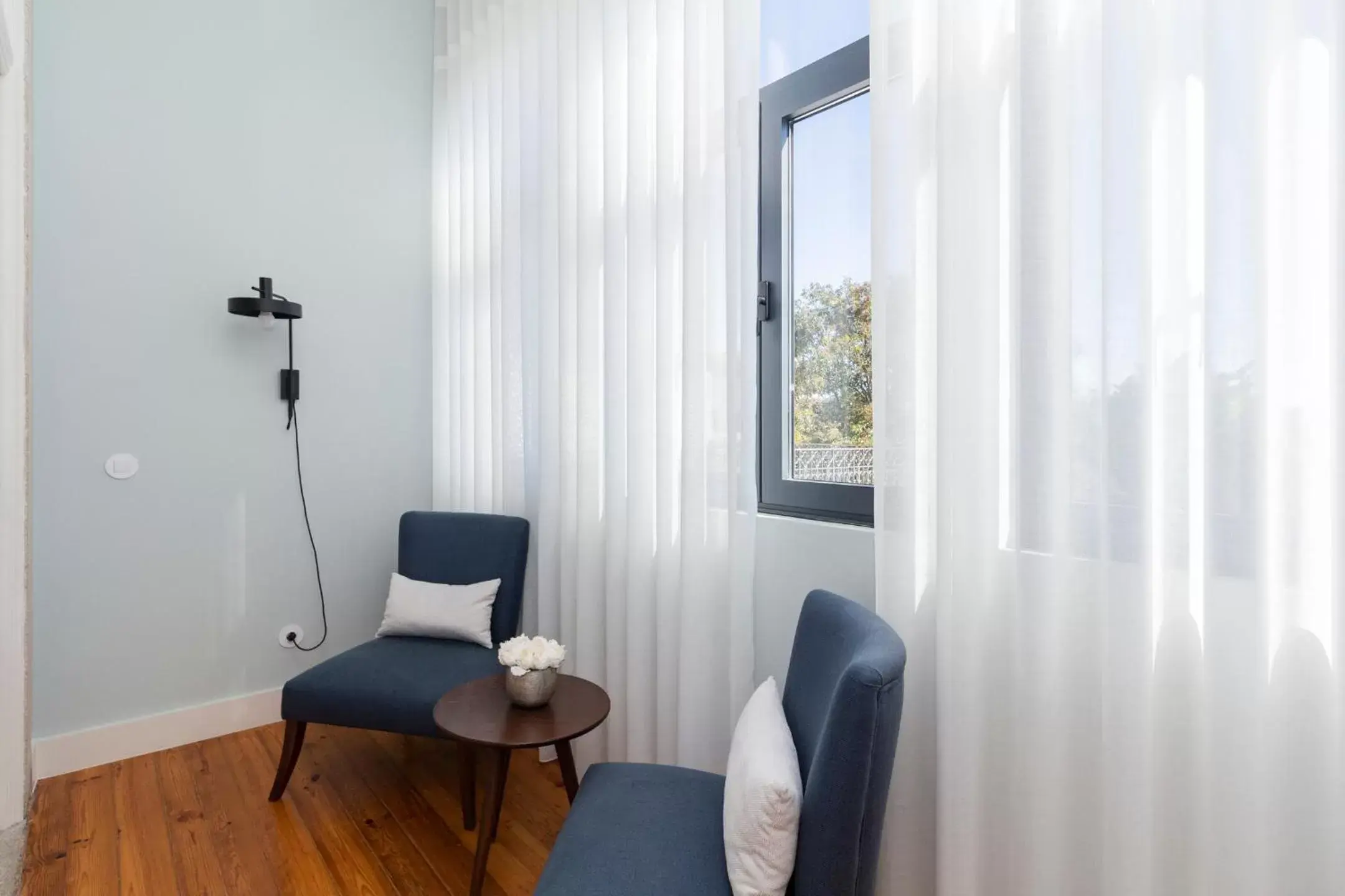 Living room, Seating Area in Marquês Garden House by Olivia