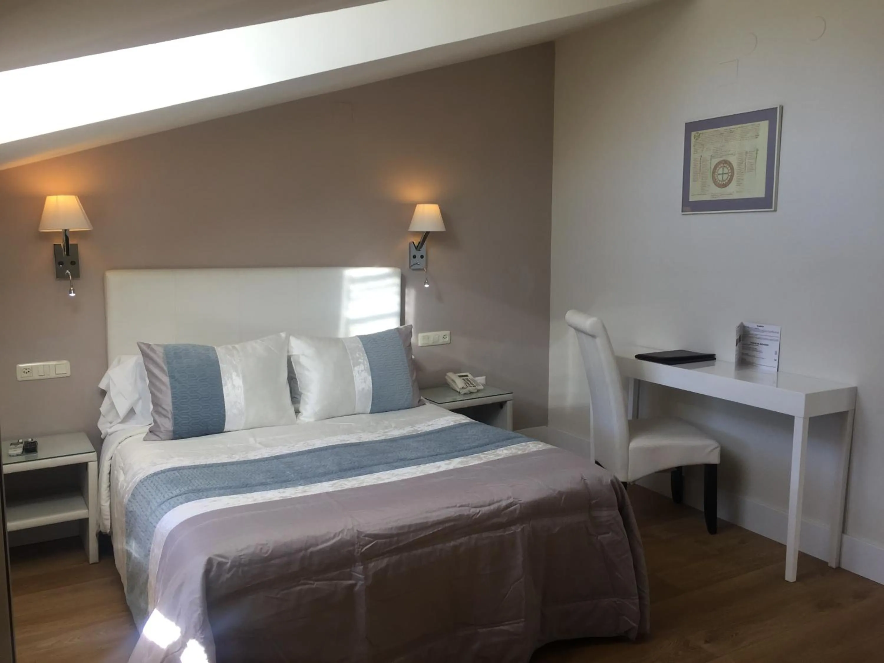 Bedroom, Bed in Hotel Leonor de Aquitania