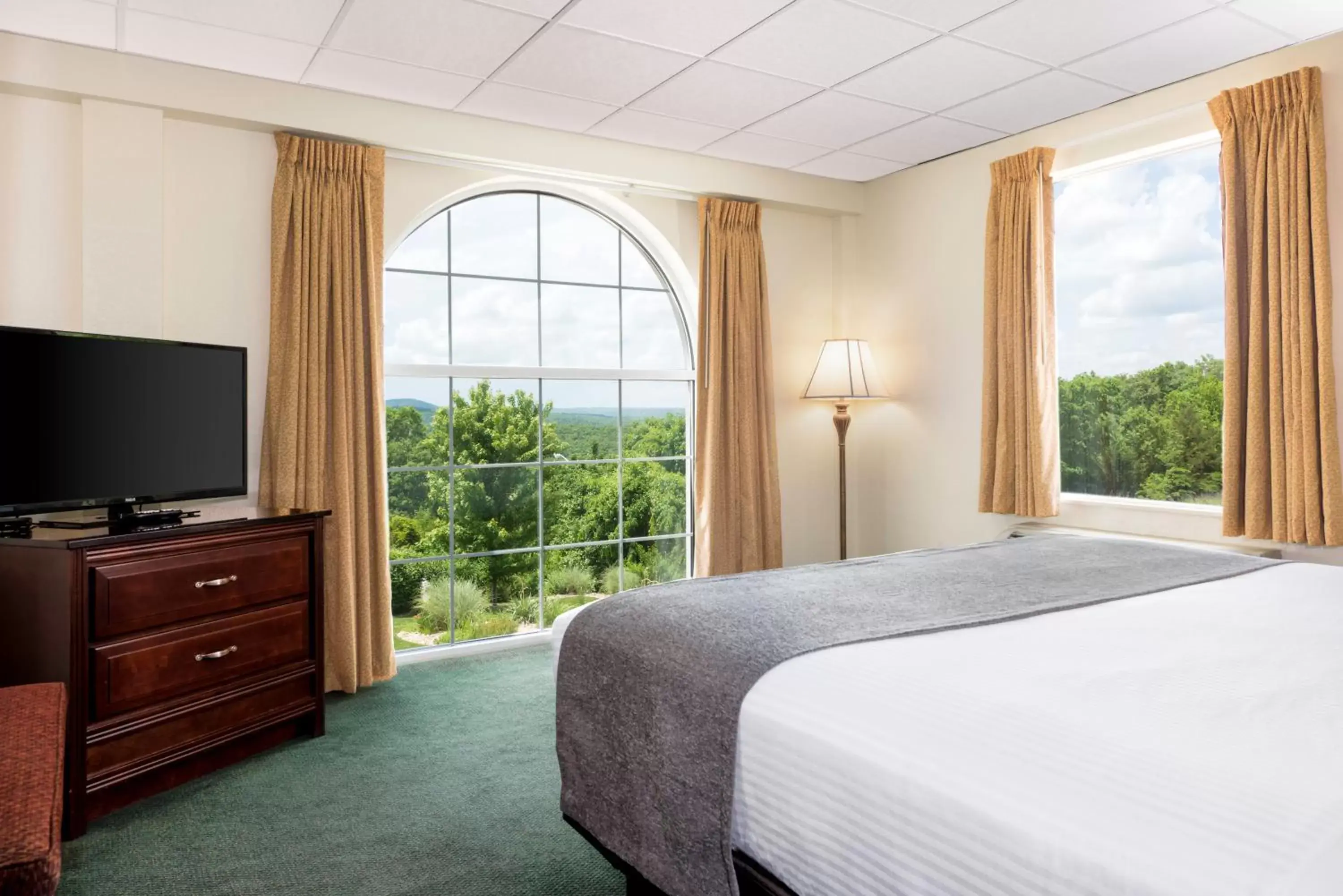 Bedroom, Bed in Savannah House Hotel