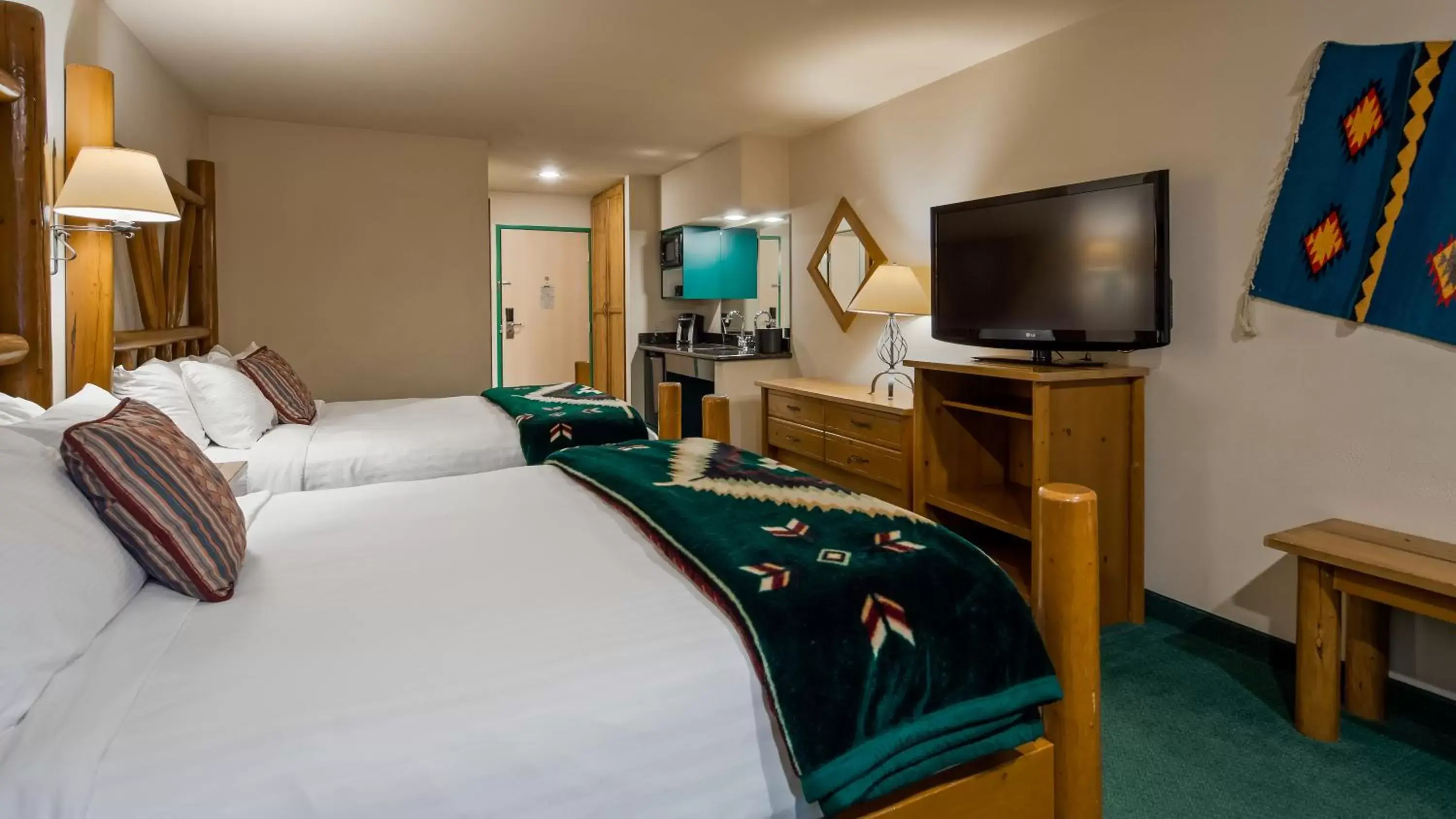 Bedroom, TV/Entertainment Center in Best Western Plus Kentwood Lodge