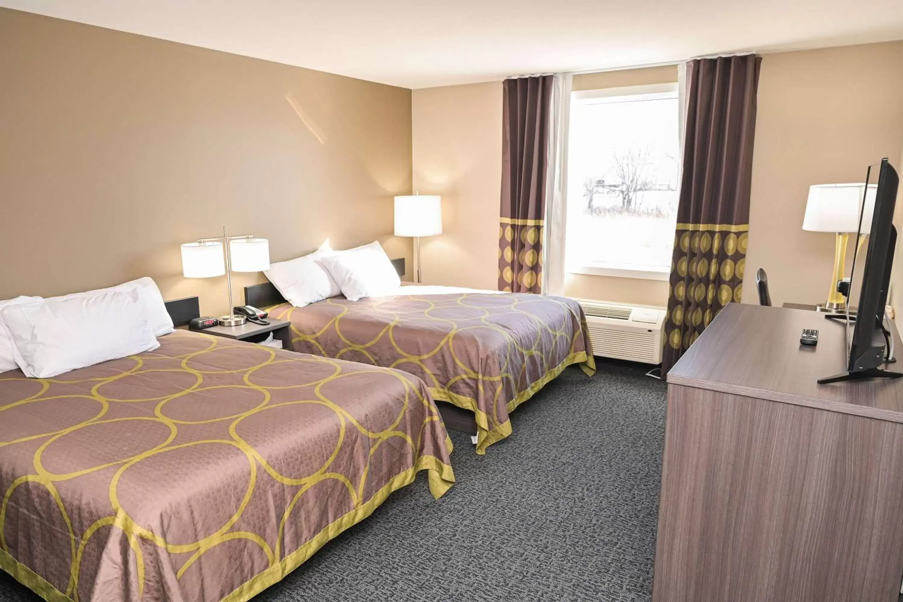 Photo of the whole room, Bed in Super 8 by Wyndham Moosonee