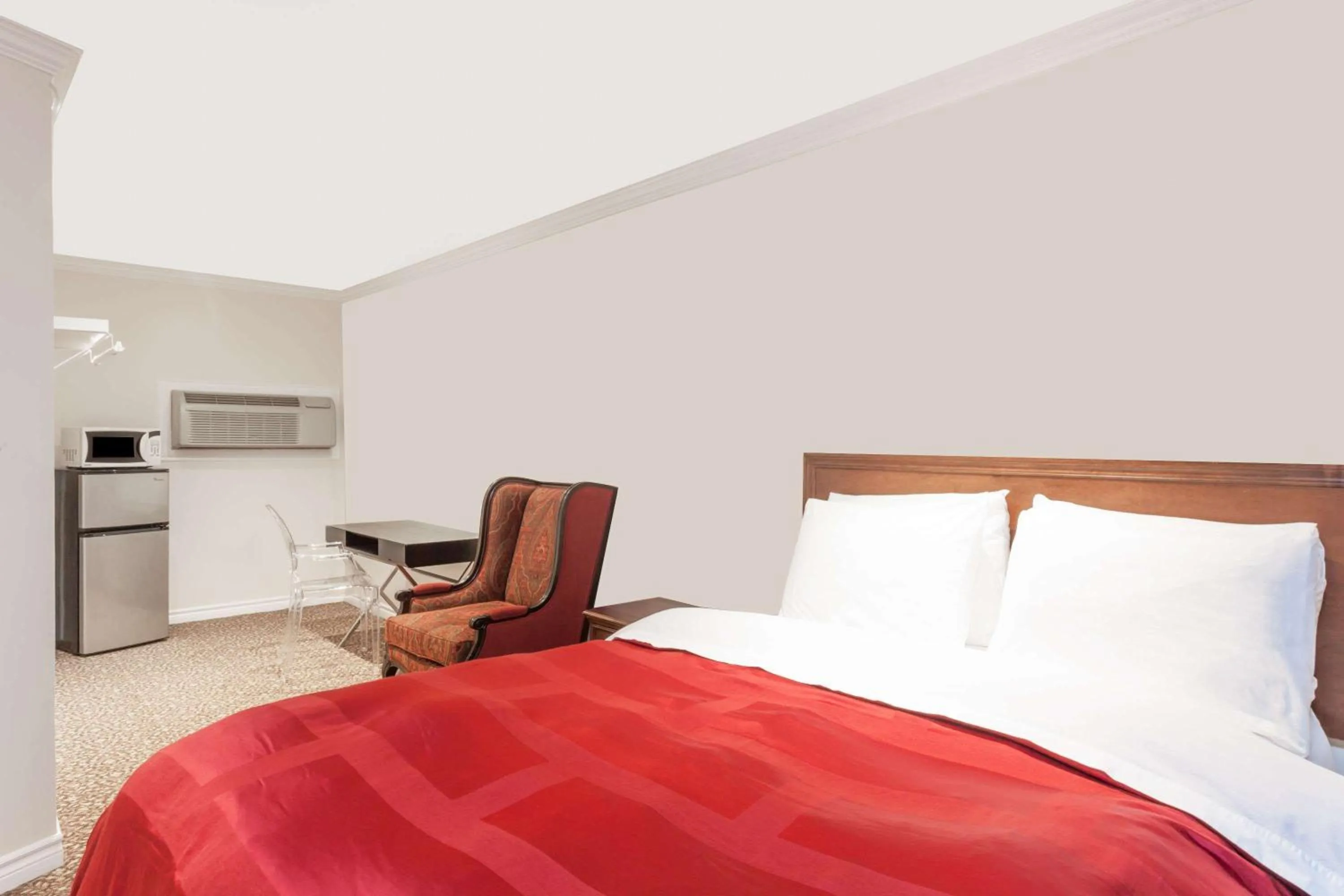 Photo of the whole room, Bed in Knights Inn Kingston