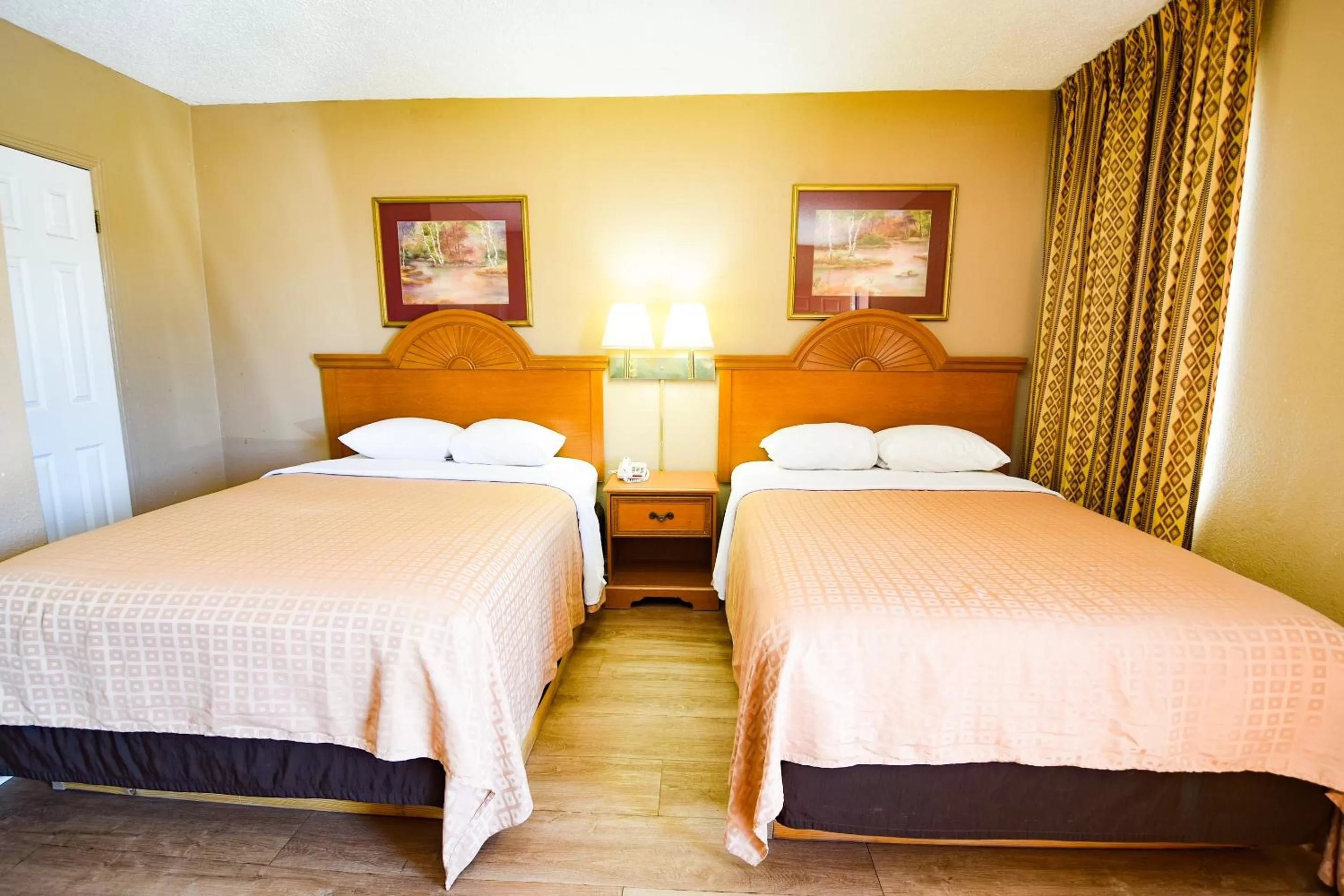 Bed in Economy Inn Beebe