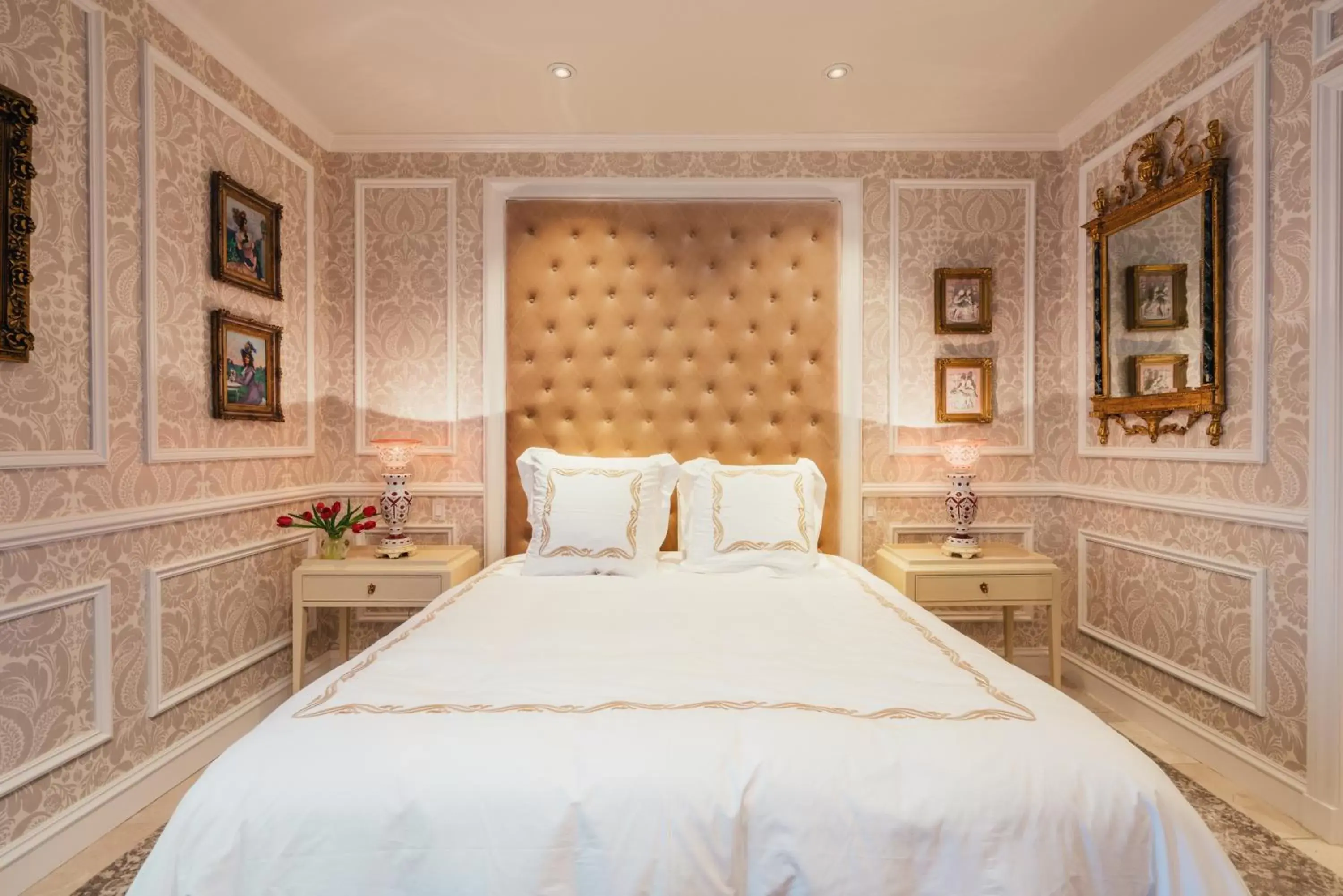 Bed in Neighbourgood Sutter Mansion Bed in Neighbourgood Sutter Mansion