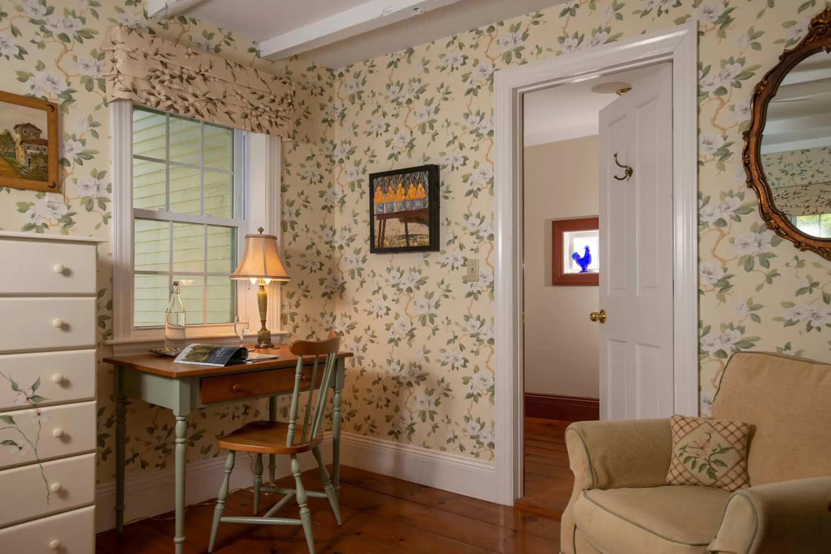 Seating area, Kitchen/Kitchenette in Camden Maine Stay Inn