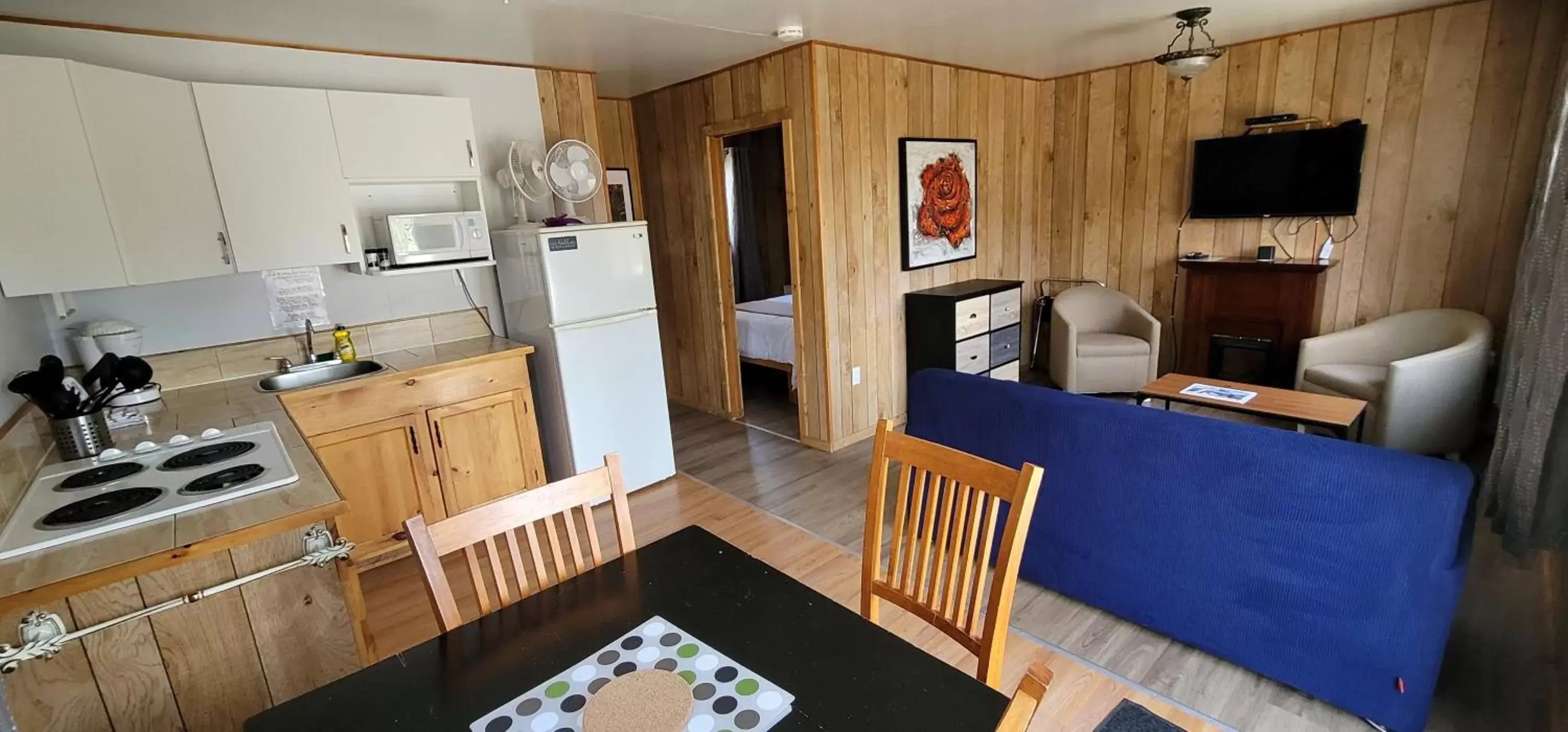 Kitchen/Kitchenette in Parkway Cottage Resort and Trading Post