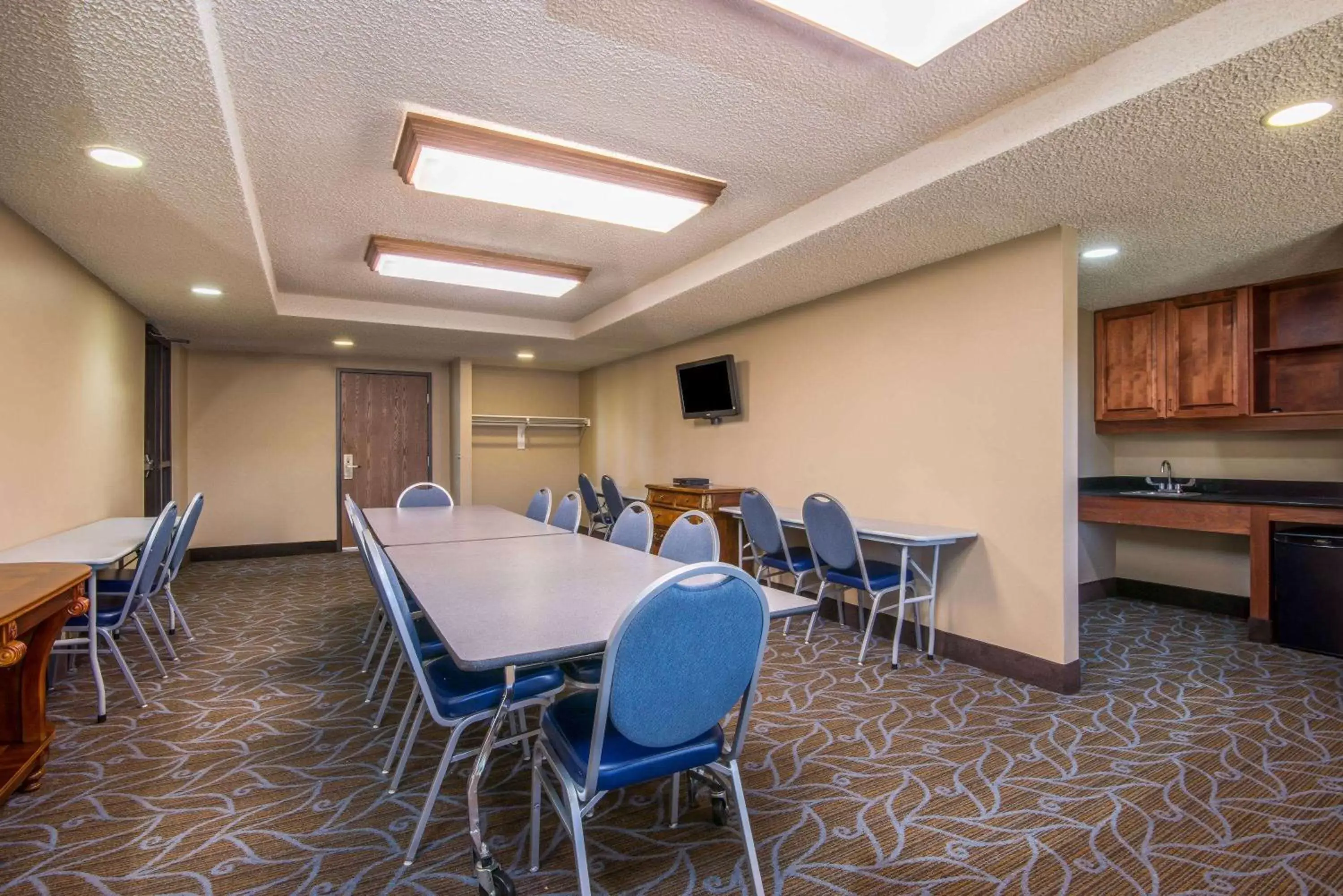Meeting/conference room in AmericInn by Wyndham Windsor Ft. Collins