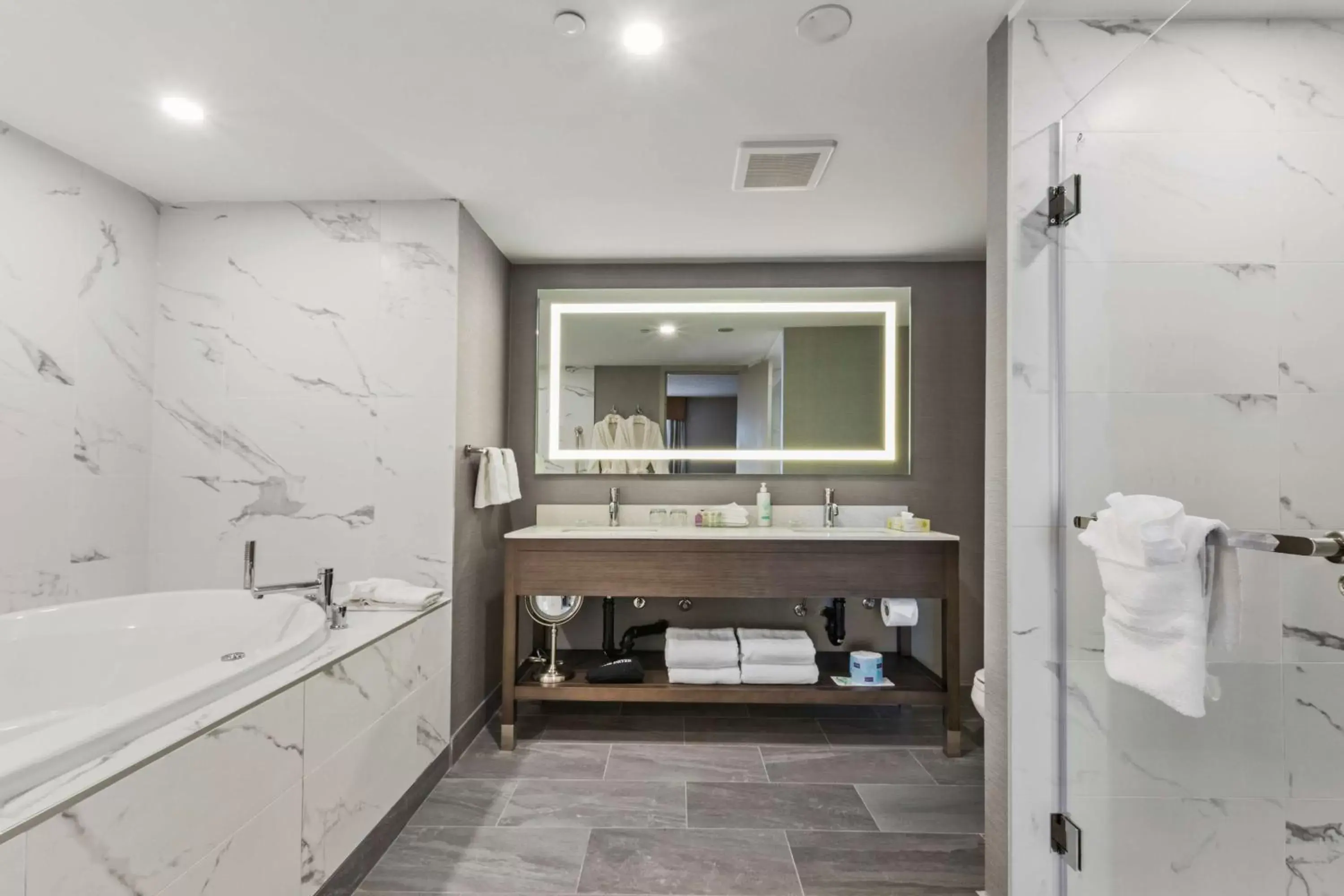 Bathroom in Best Western Premier Calgary Plaza Hotel & Conference Centre