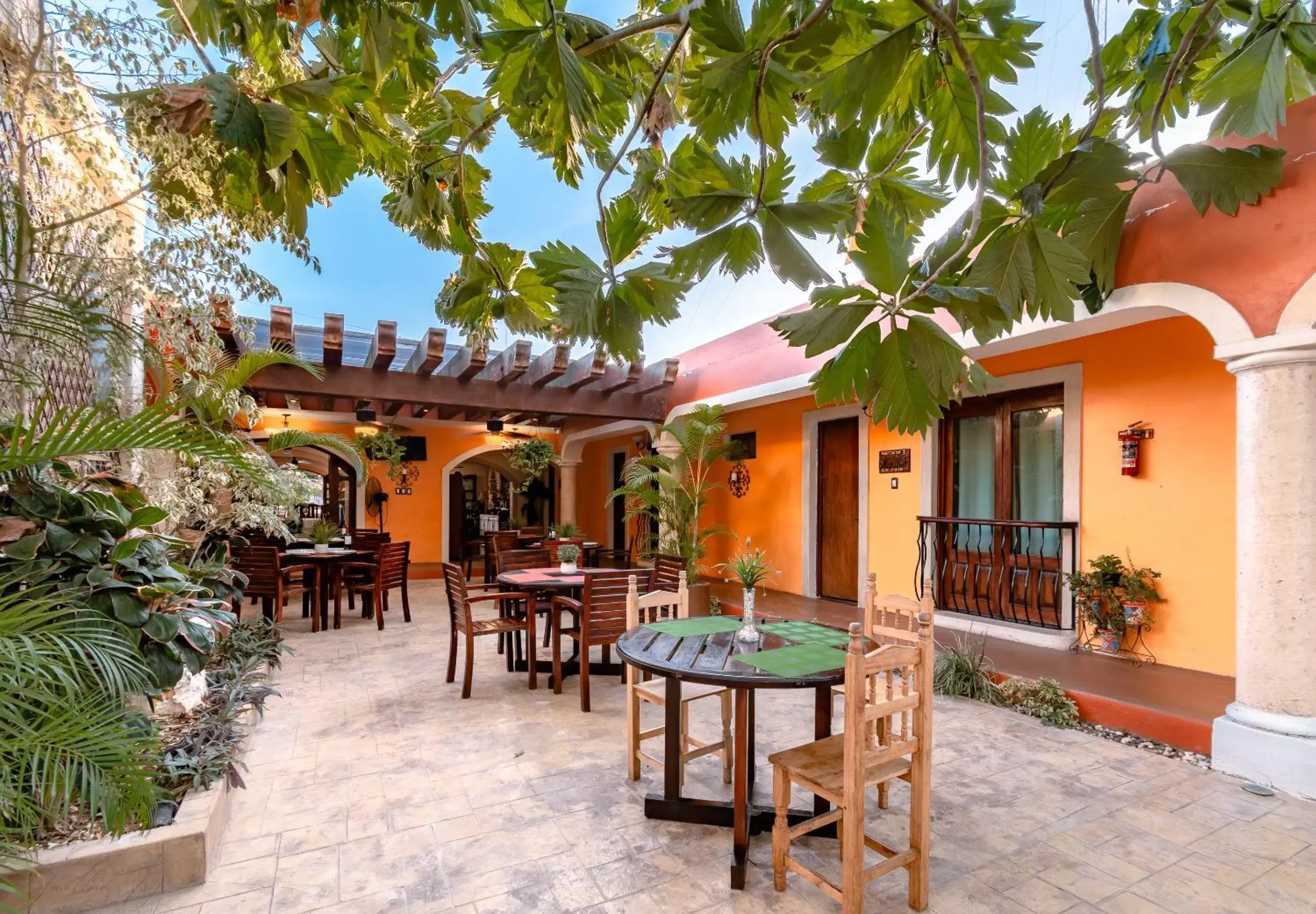 Patio in El Zaguán Colonial by GuruHotel