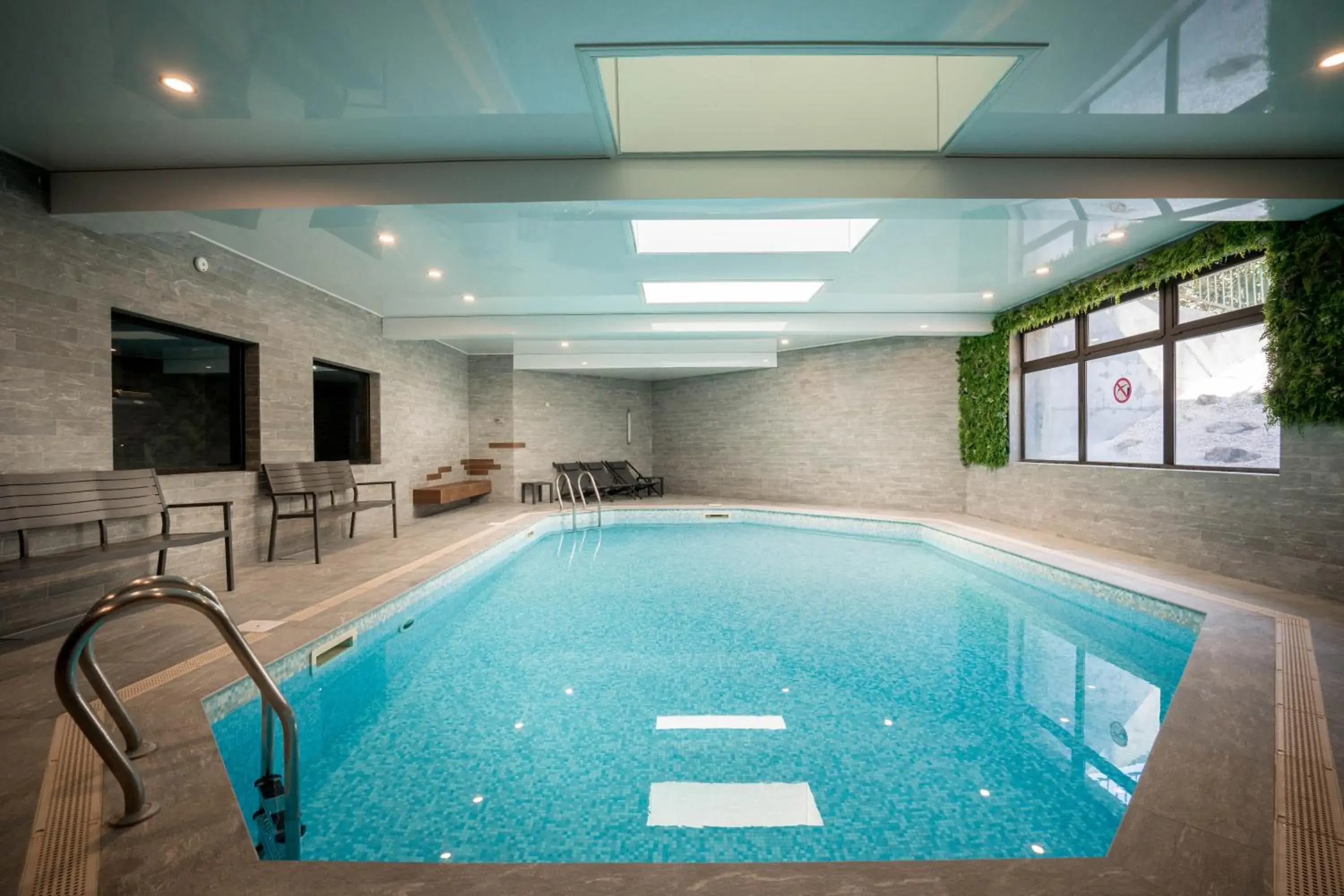 Swimming Pool in Best Western Plus Hostellerie Du Vallon