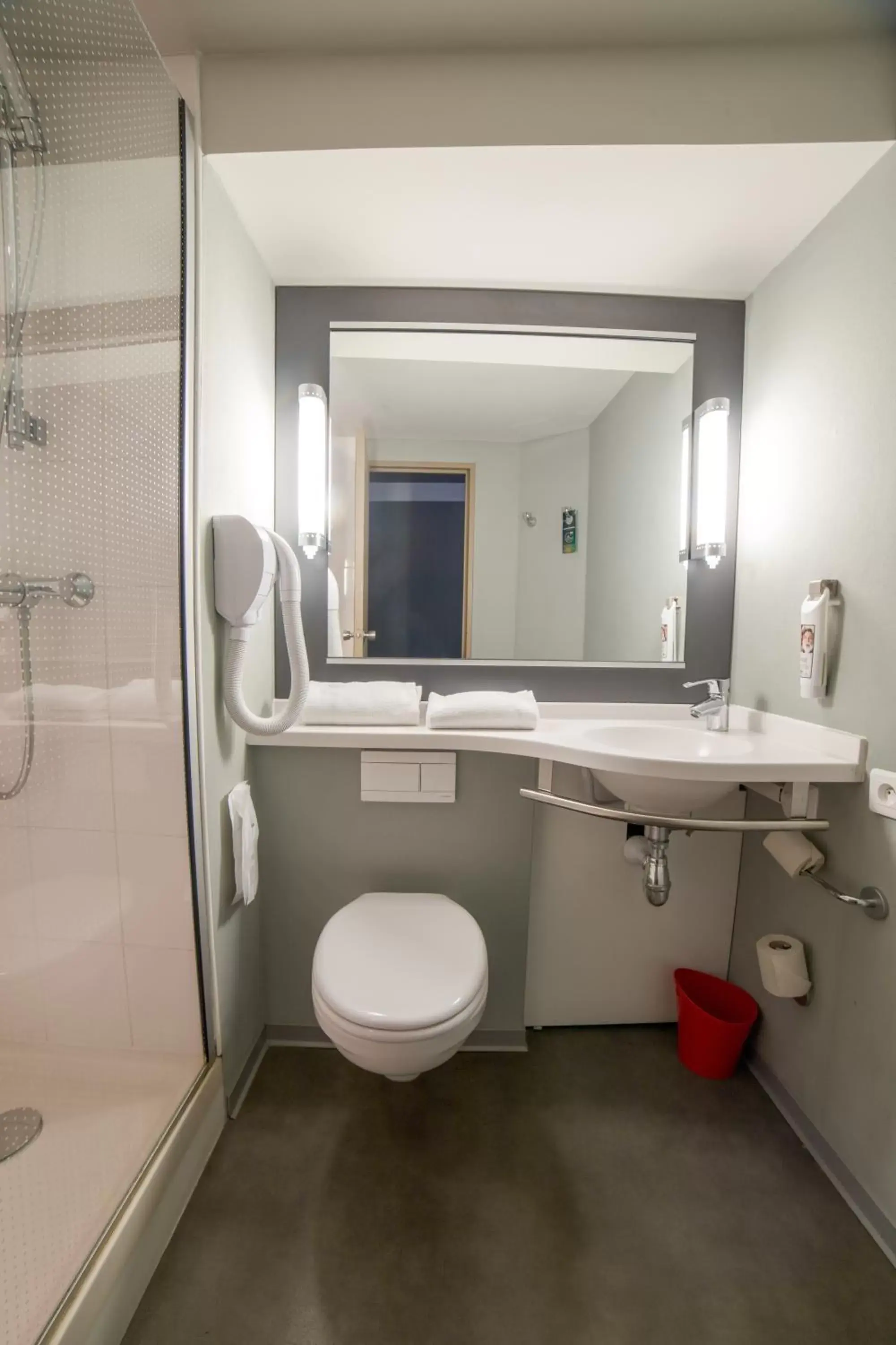 Toilet, Bathroom in ibis Nice Aéroport Promenade des Anglais