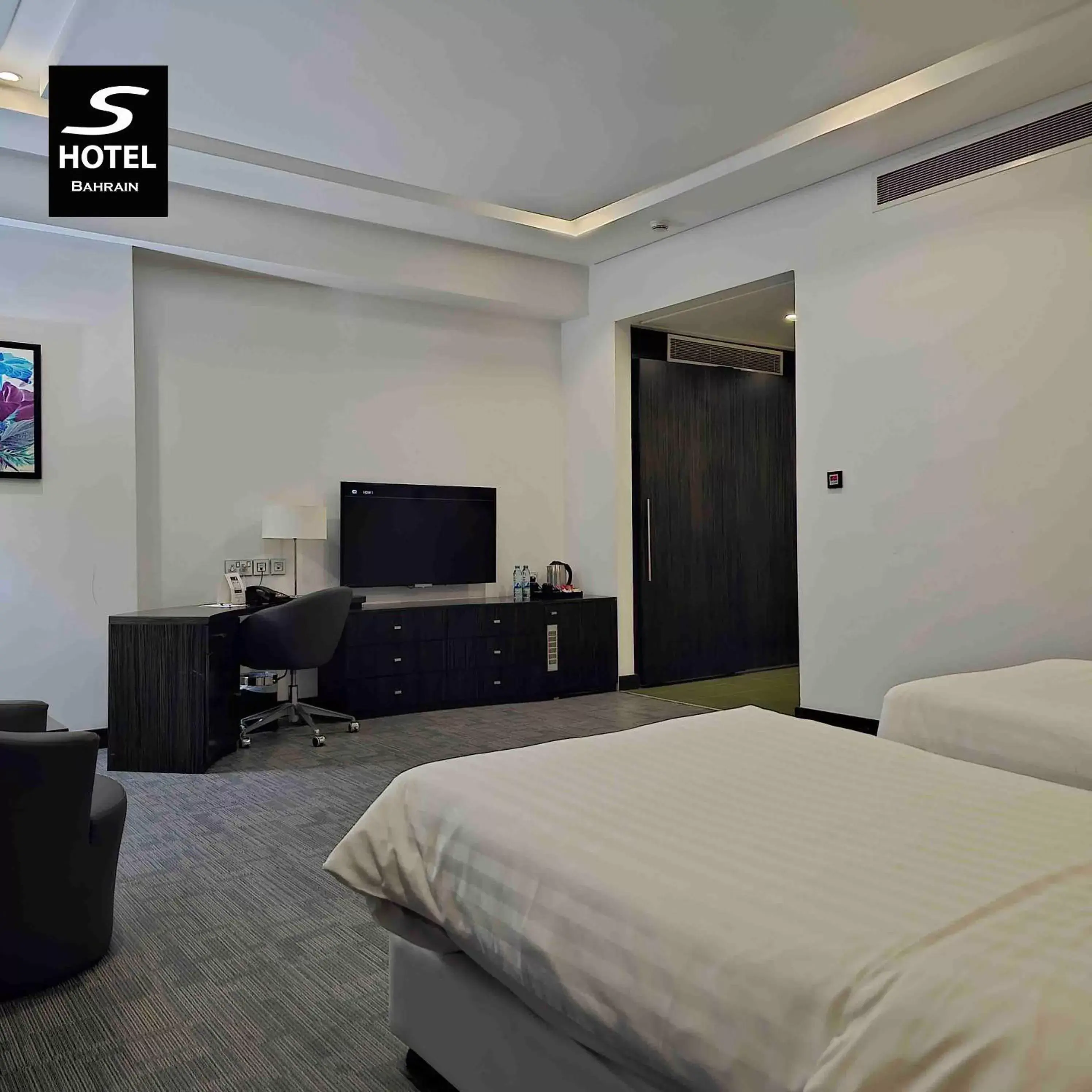 Bed, TV/Entertainment Center in S Hotel Bahrain