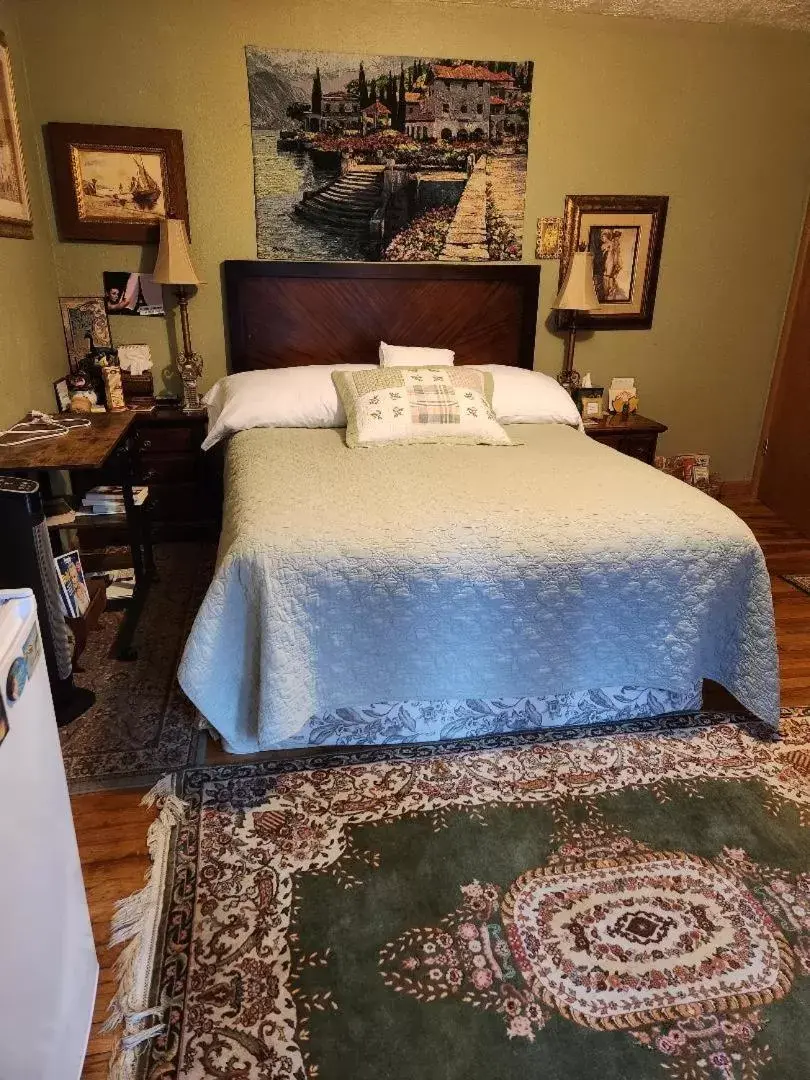 Bed in Scott Creek Farm Bed in Scott Creek Farm