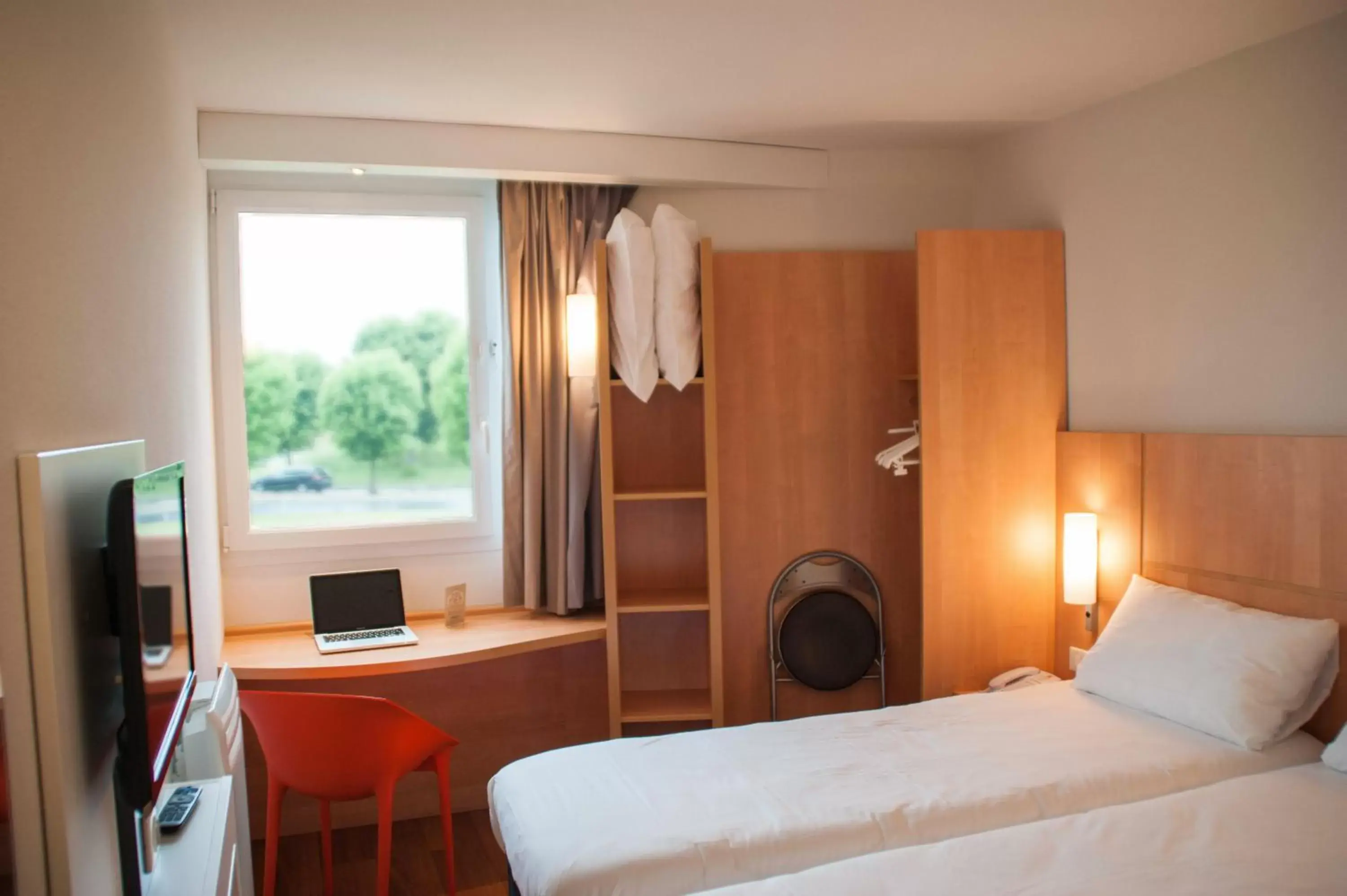 Bedroom, Bed in ibis Rambouillet